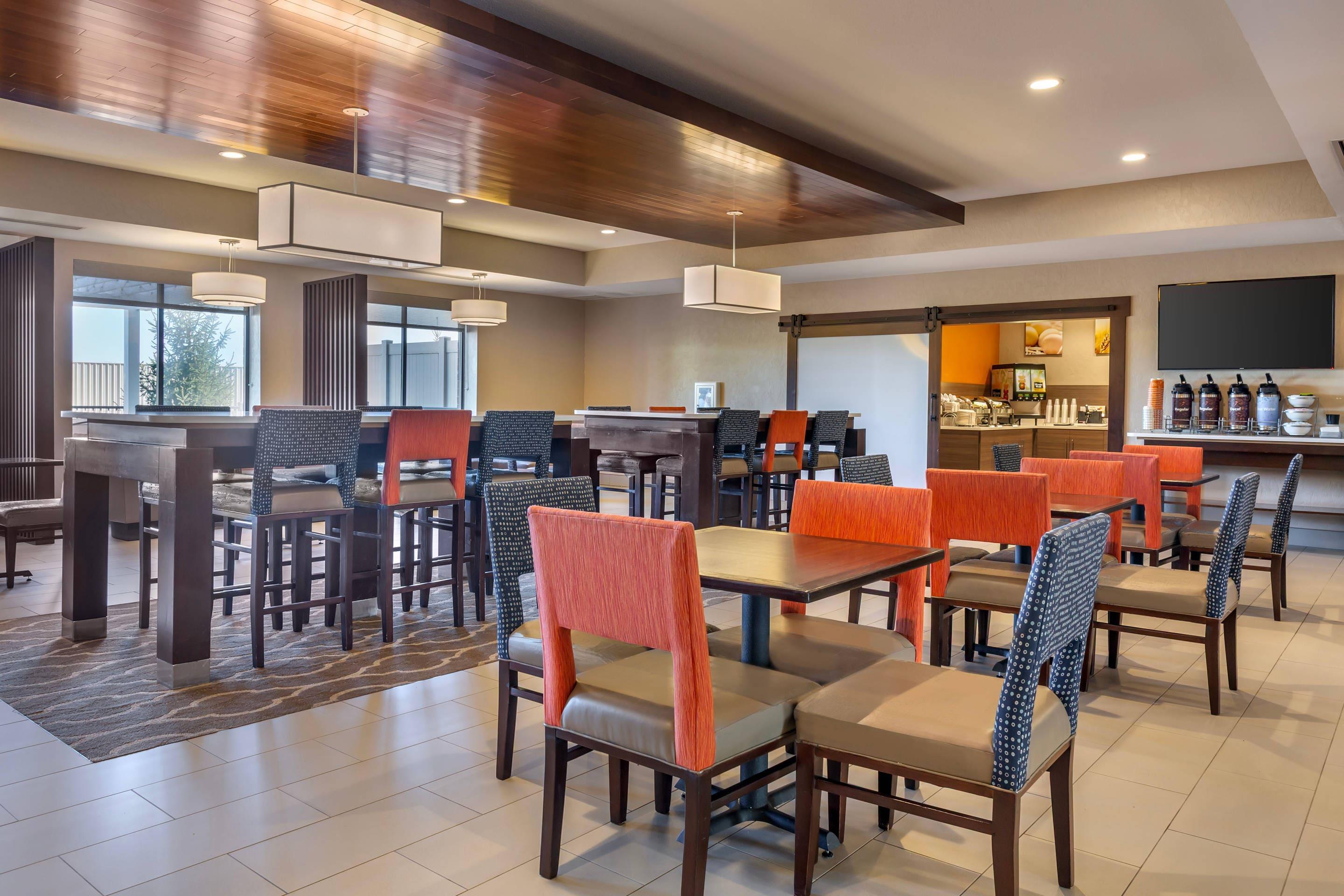 Breakfast area | Comfort Suites Florence - Cincinnati South