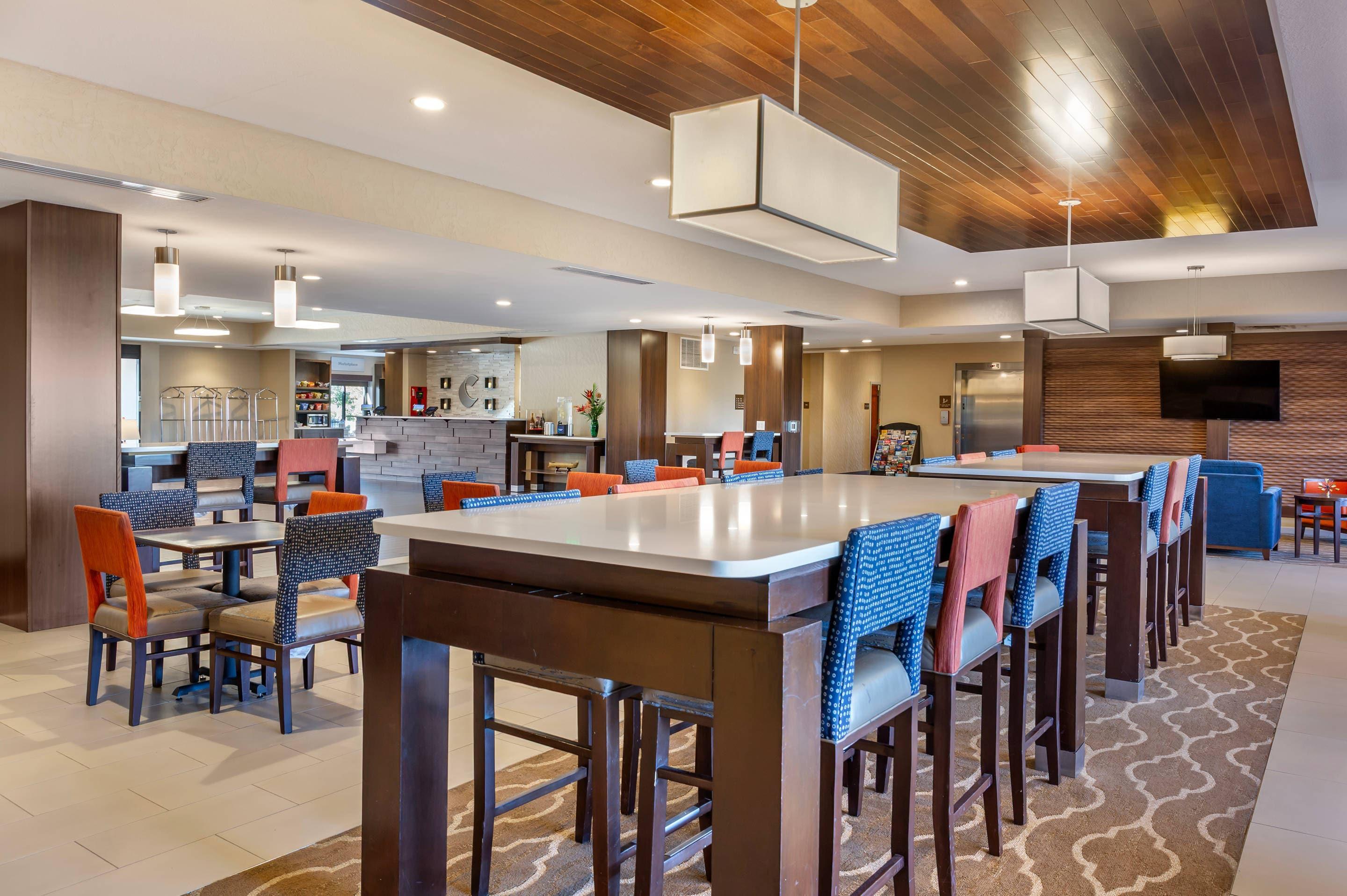 Breakfast area | Comfort Suites Florence - Cincinnati South