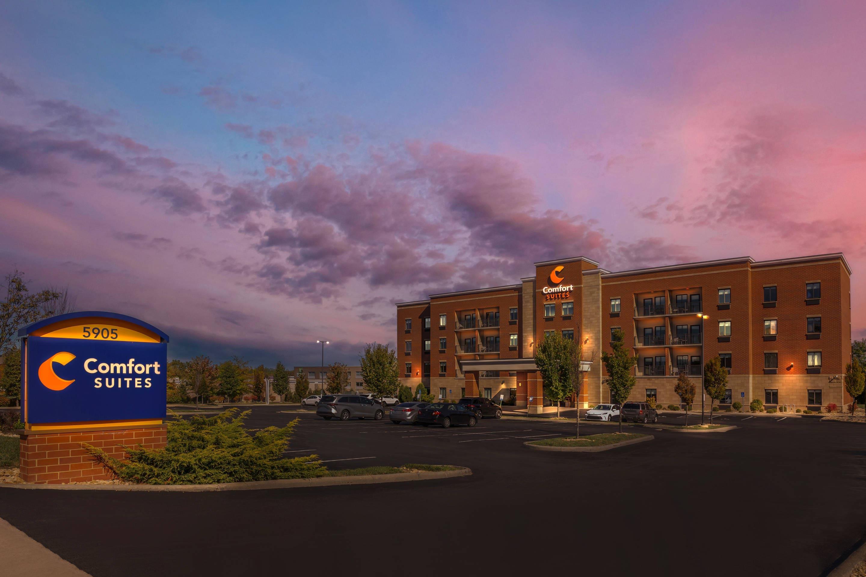 Hotel at Night | Comfort Suites Florence - Cincinnati South