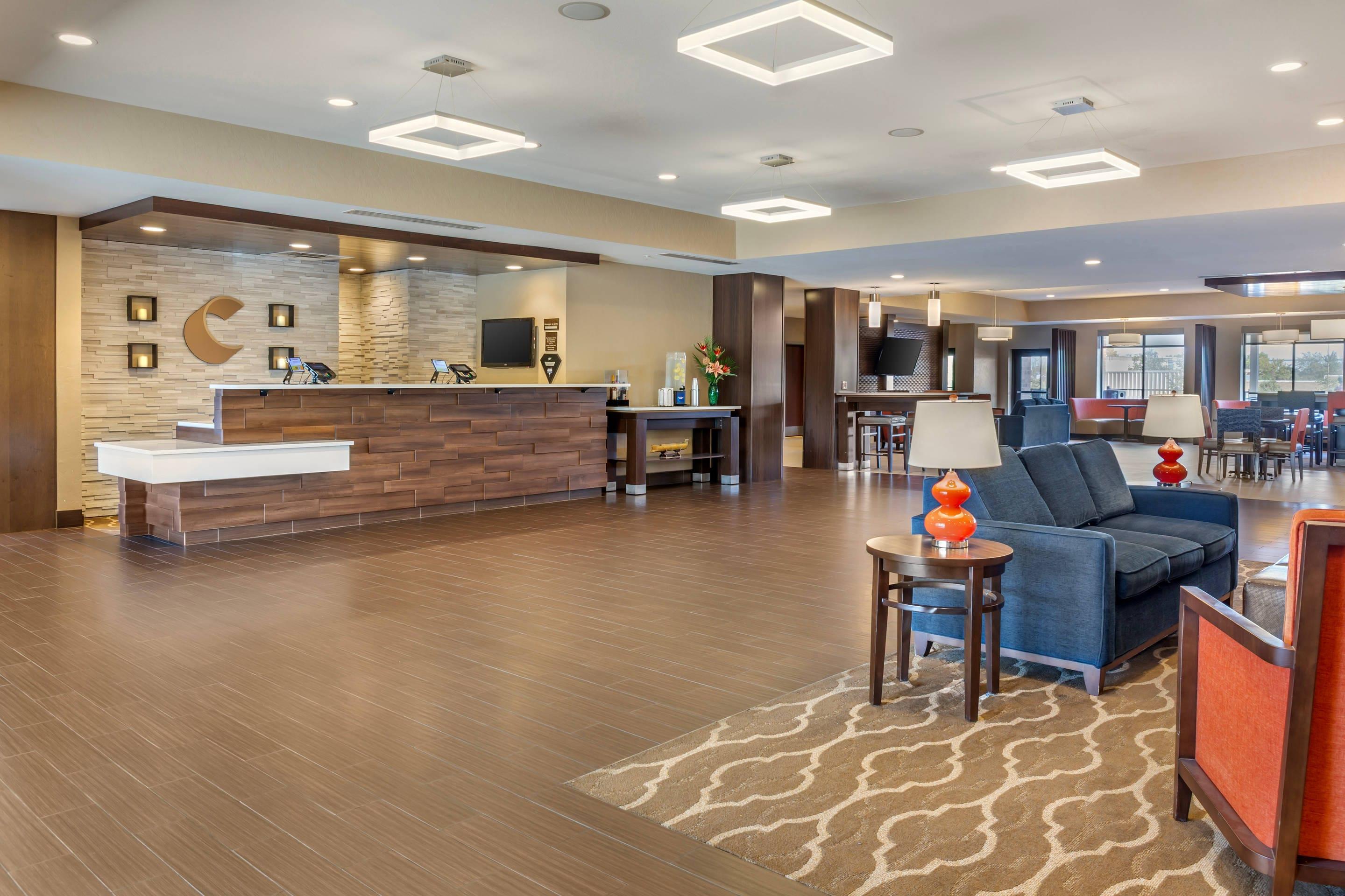 Hotel lobby | Comfort Suites Florence - Cincinnati South
