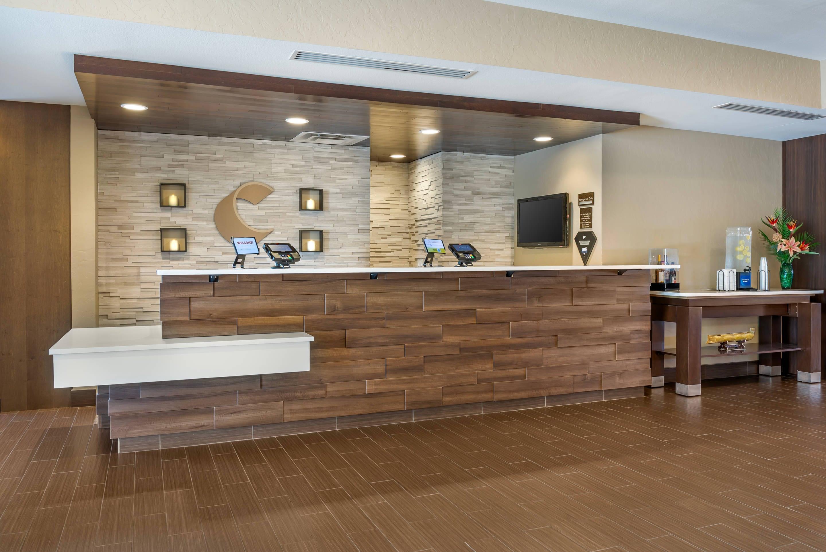 Hotel lobby | Comfort Suites Florence - Cincinnati South