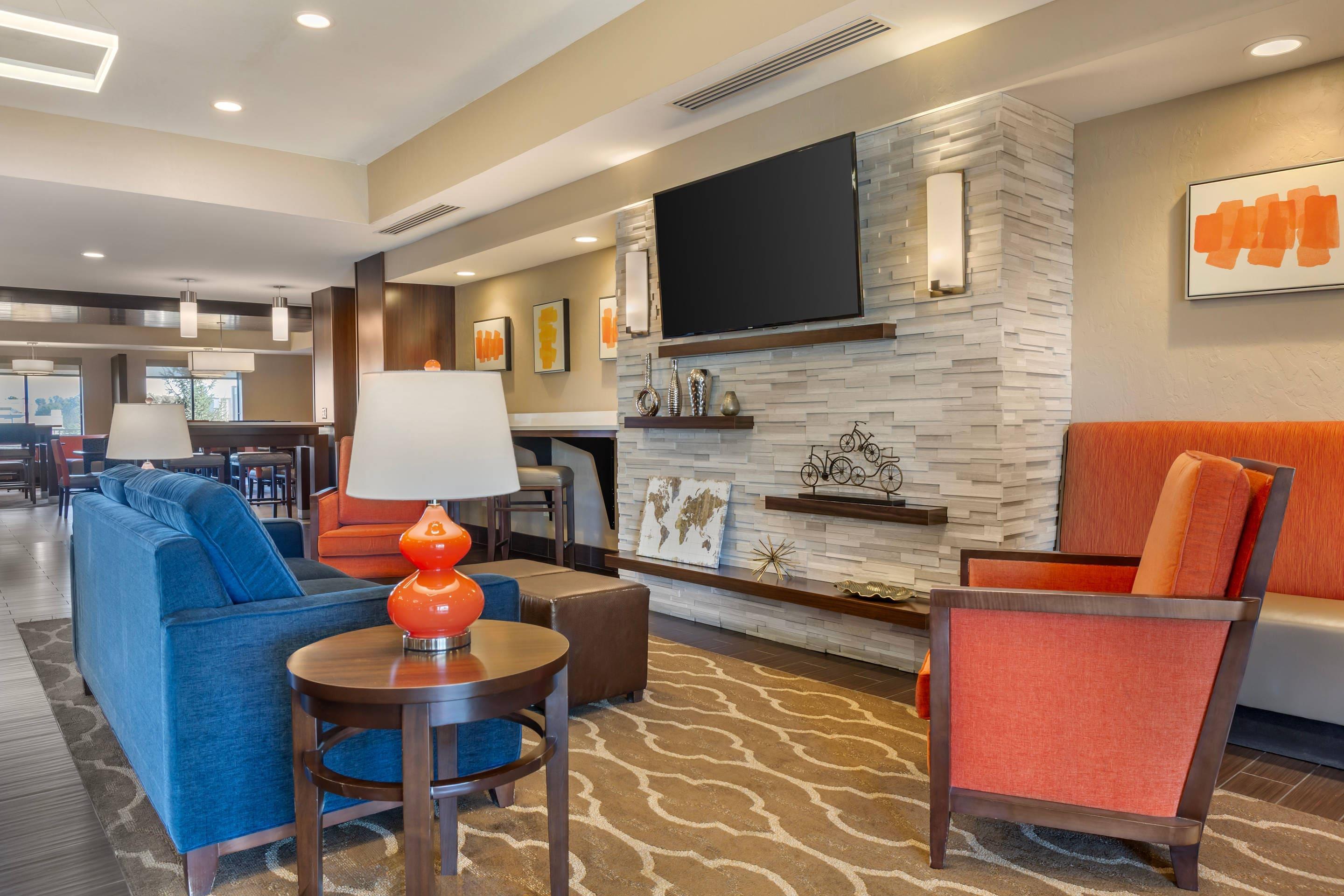 Hotel lobby | Comfort Suites Florence - Cincinnati South