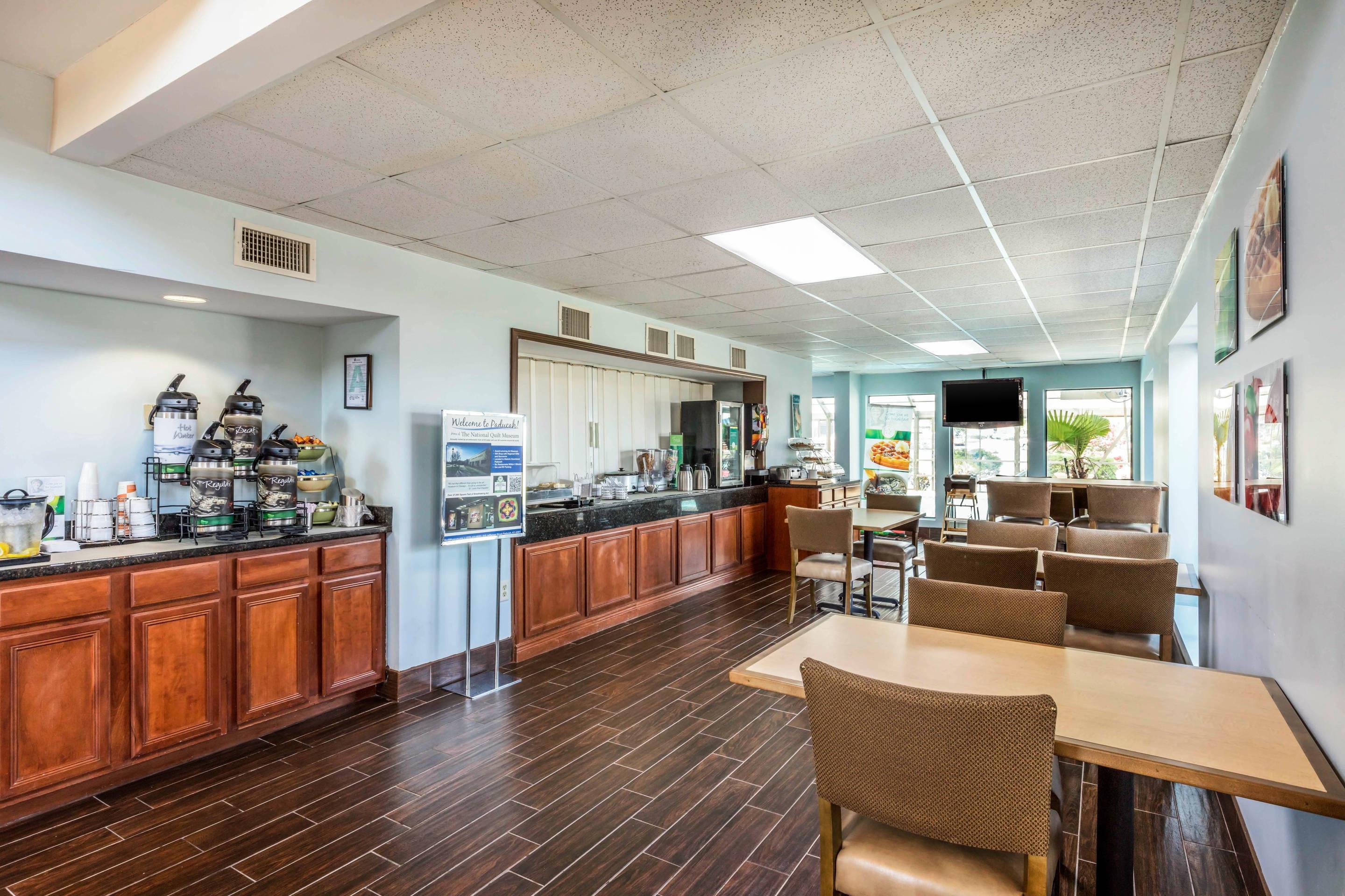 Breakfast area | Quality Suites