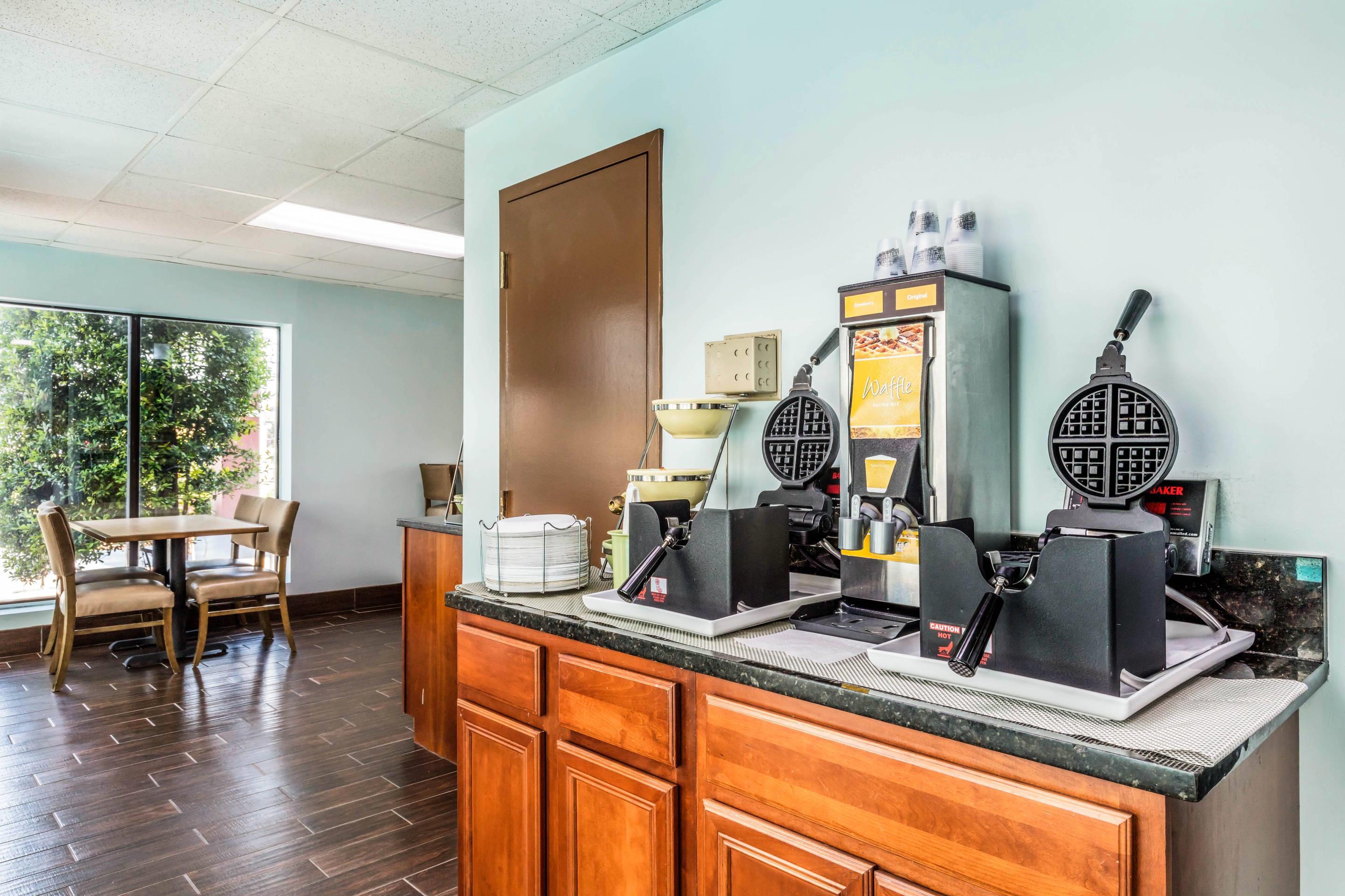 Breakfast area | Quality Suites