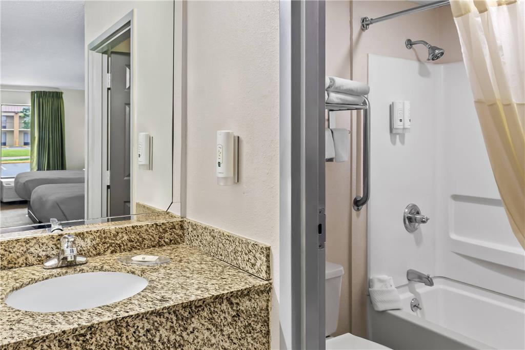 QUALITY INN FORT CAMPBELL-guestroom-Guest Room,Bathroom,On-Site.jpg