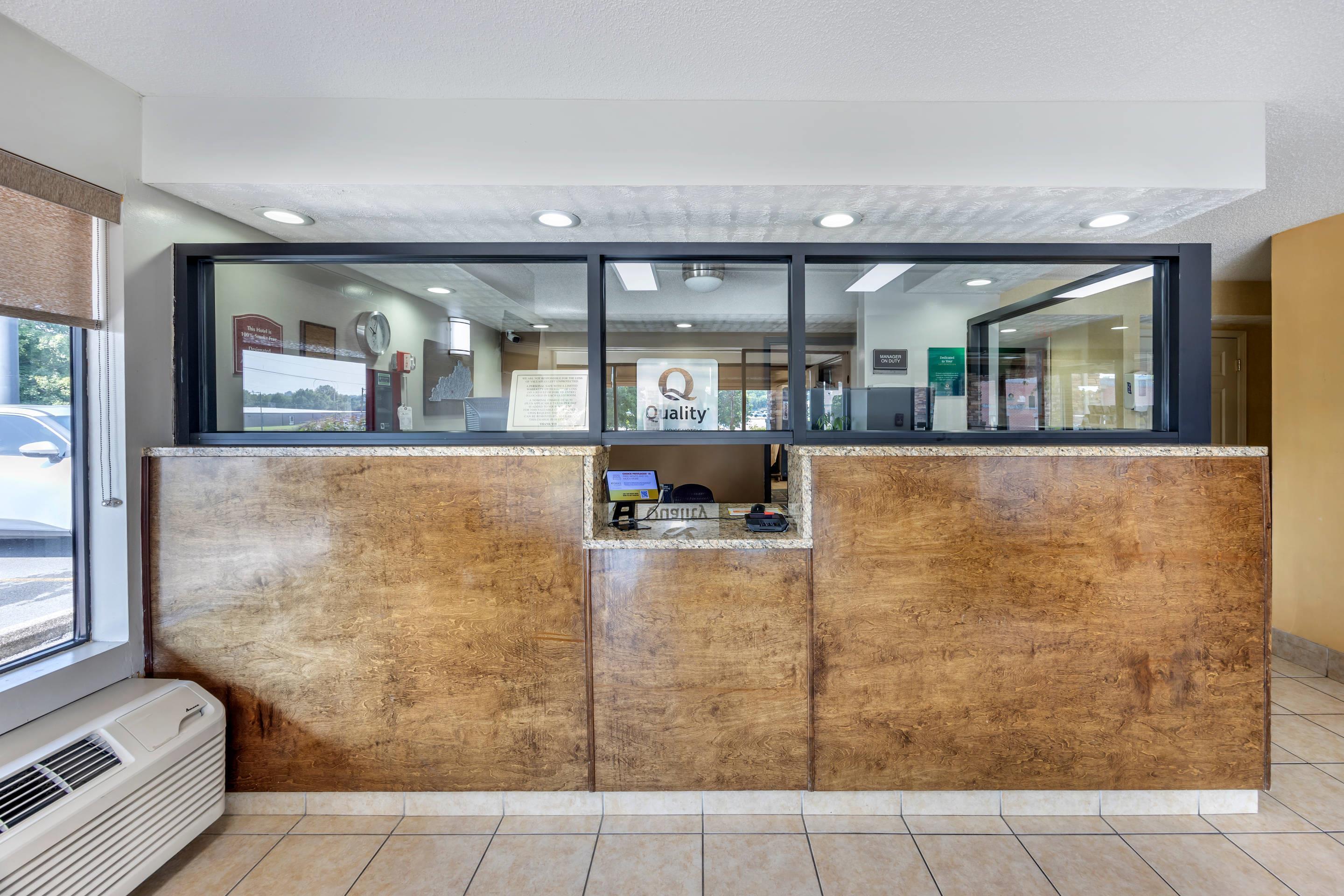Front desk | Quality Inn Glasgow