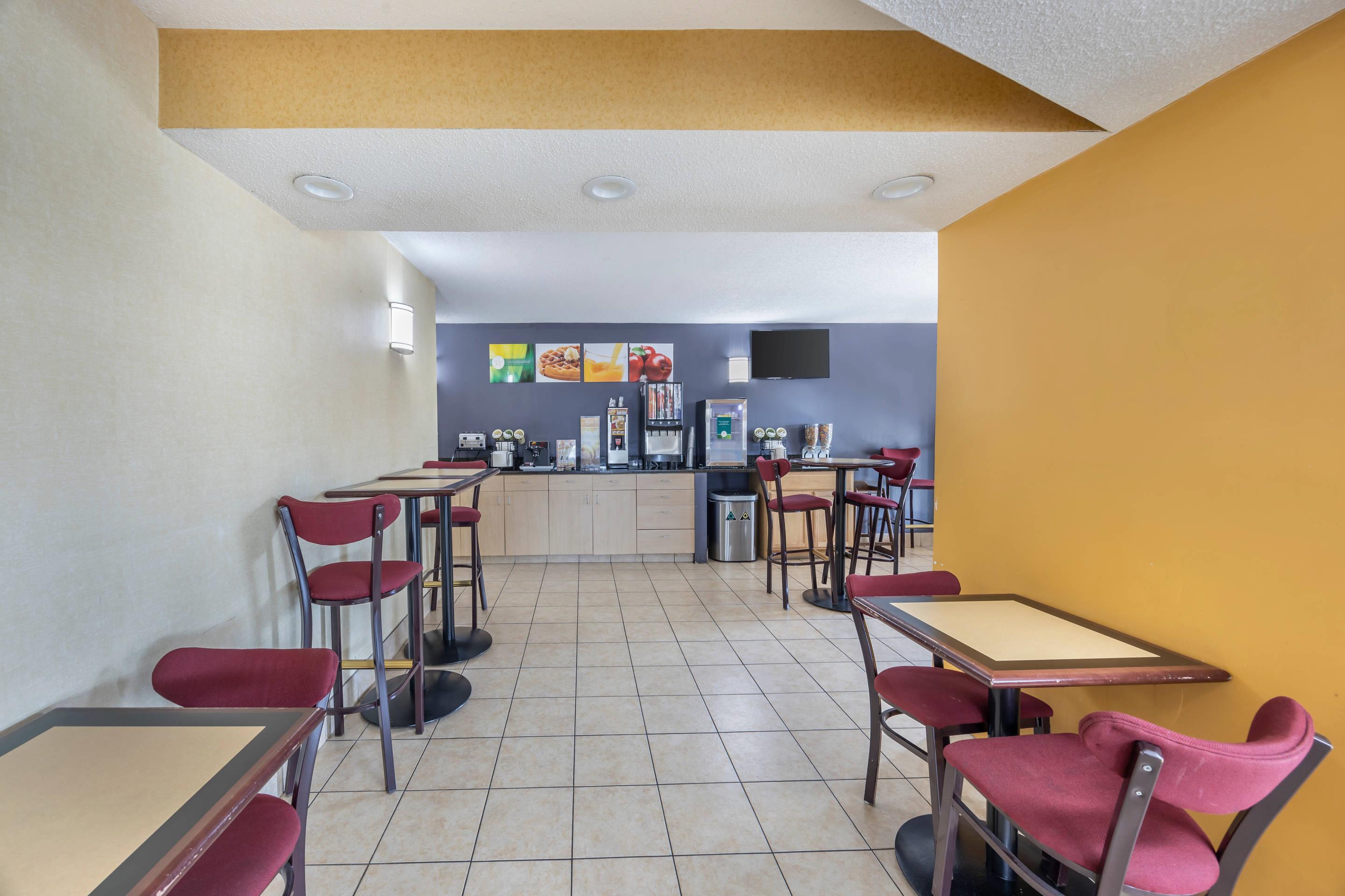 Breakfast area | Quality Inn Glasgow