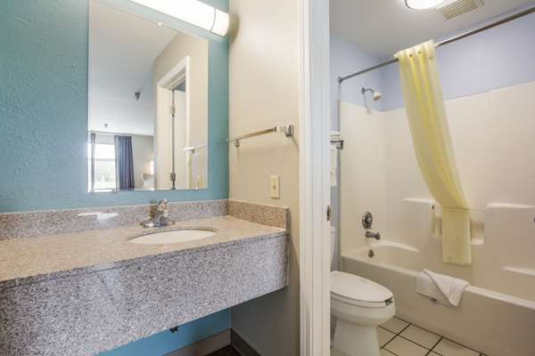  - Econo Lodge Inn & Suites Brooks - I-65, Exit 121