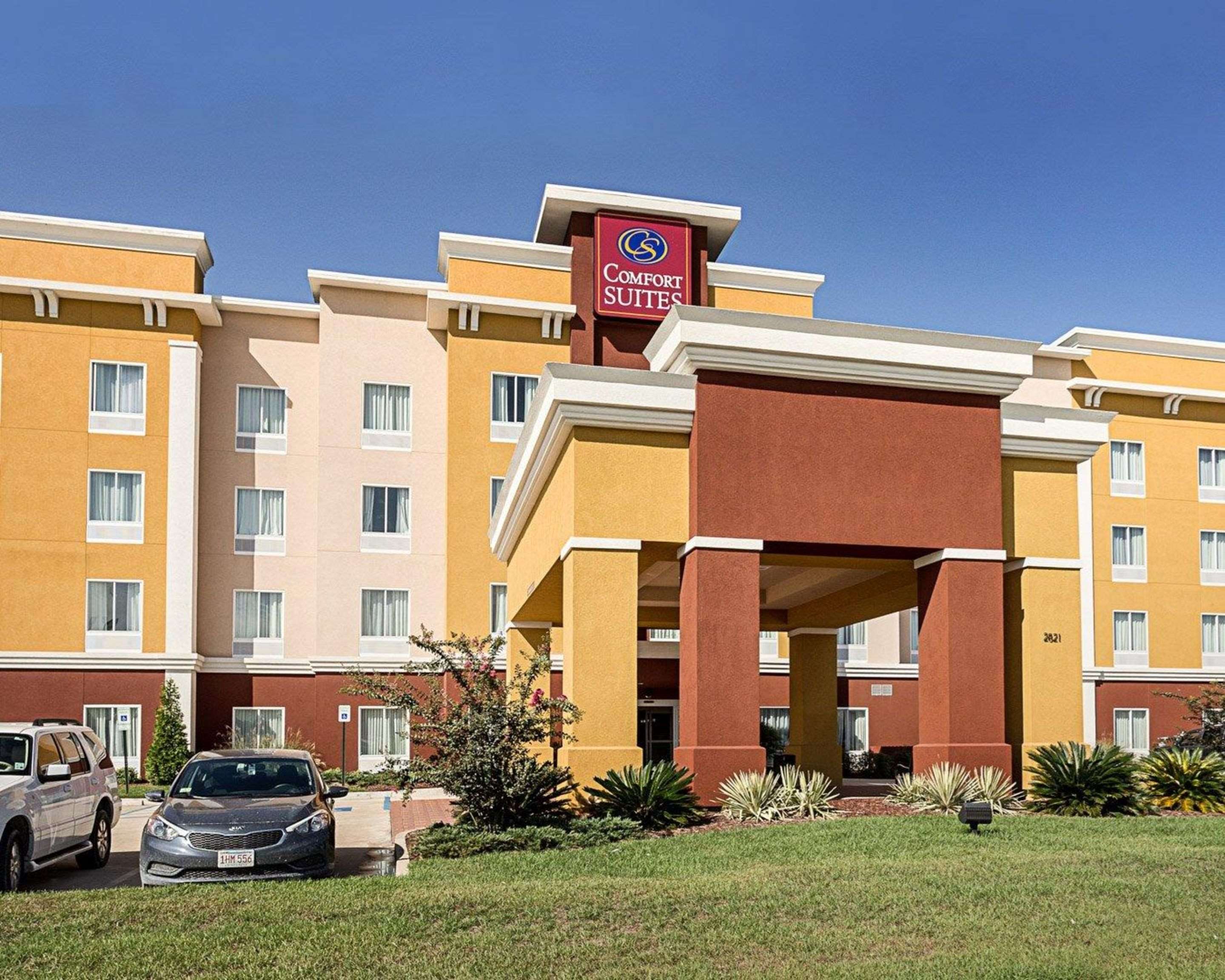 Hotel entrance | Comfort Suites near Tanger Outlet Mall