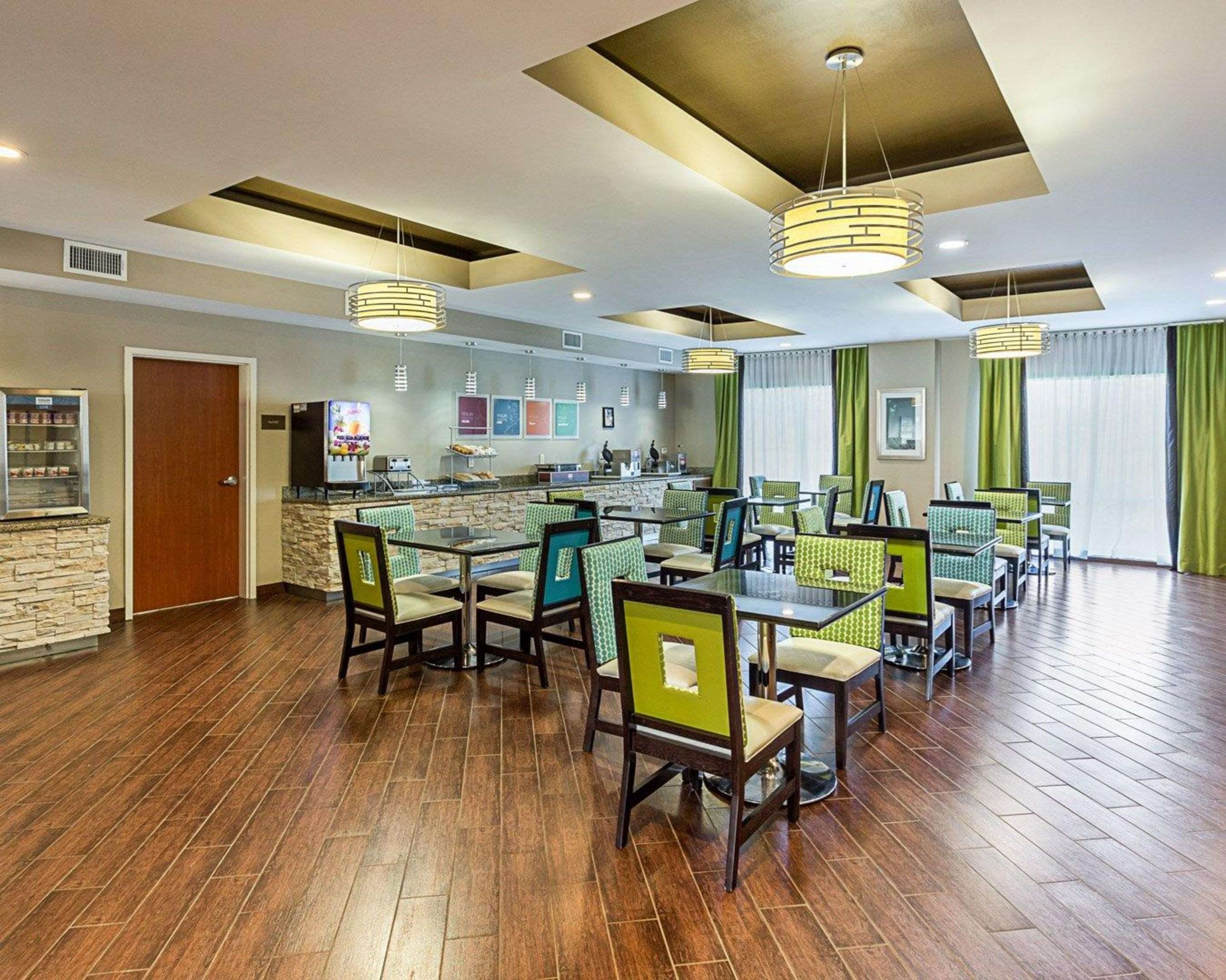 Breakfast area in the lobby | Comfort Suites near Tanger Outlet Mall