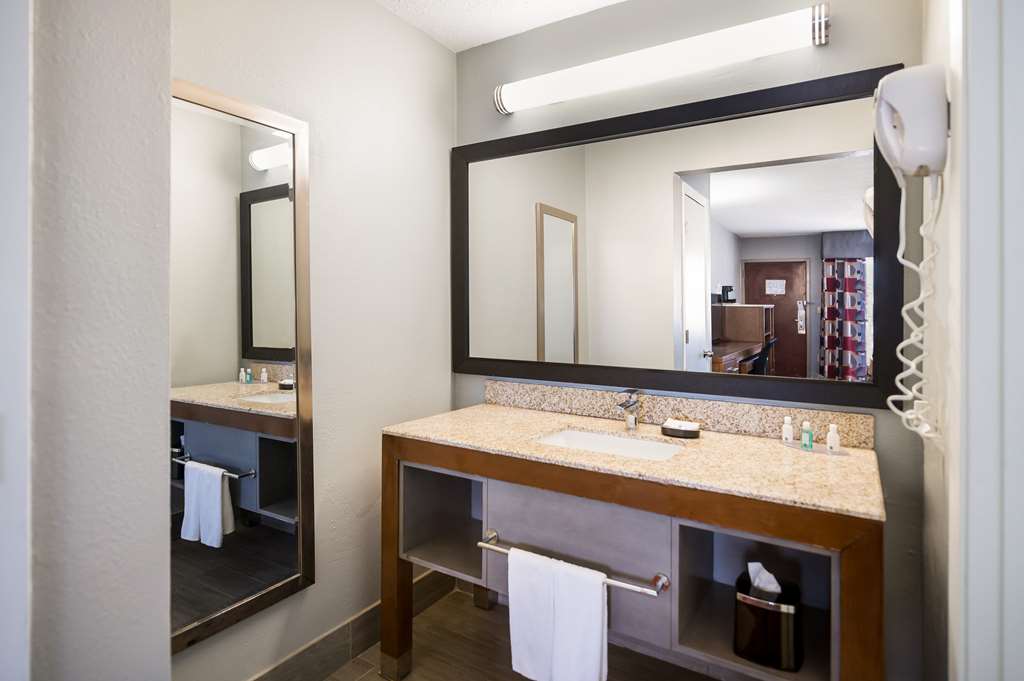 QUALITY INN NATCHITOCHES-guestroom-Guest Room,Bathroom,On-Site.jpg