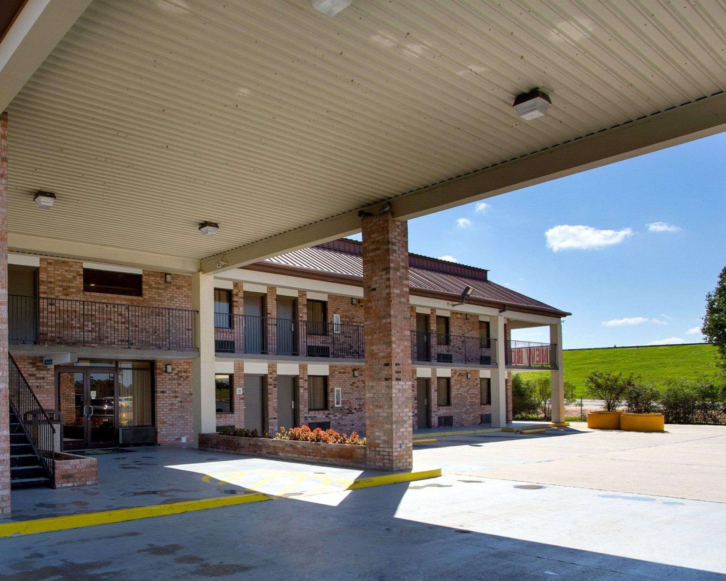 Hotel entrance | Quality Inn Hammond