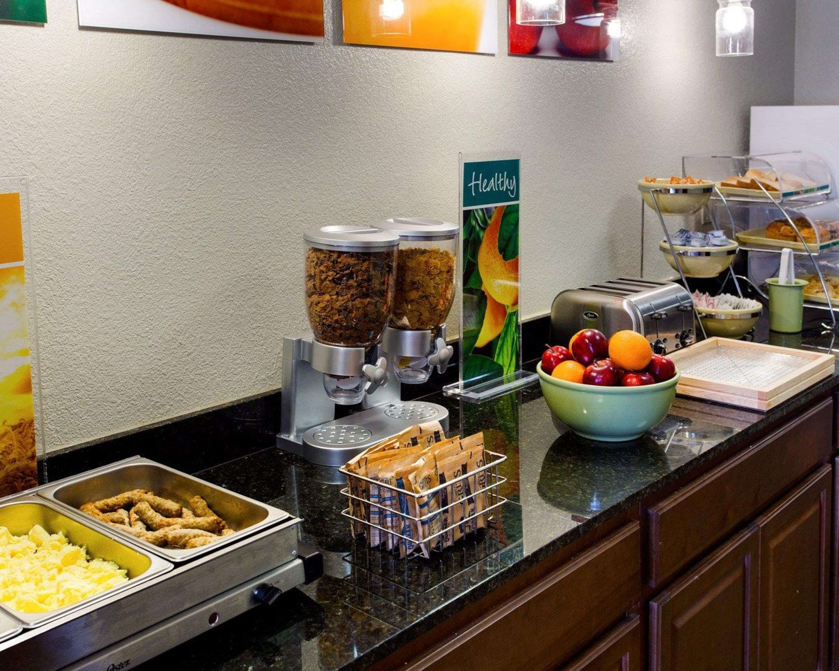 Hot and cold breakfast buffet | Quality Inn Hammond