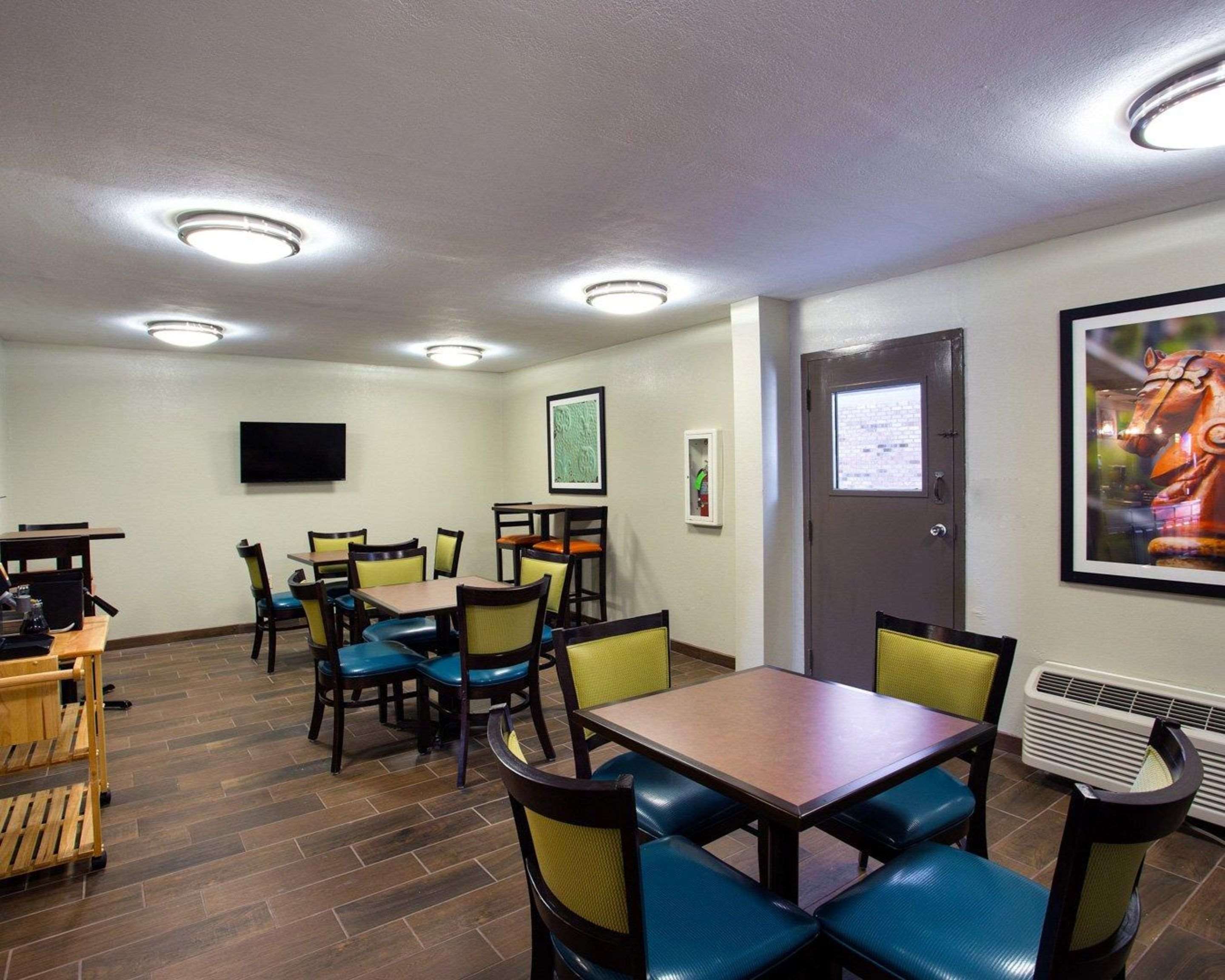 Breakfast sitting area | Quality Inn Hammond