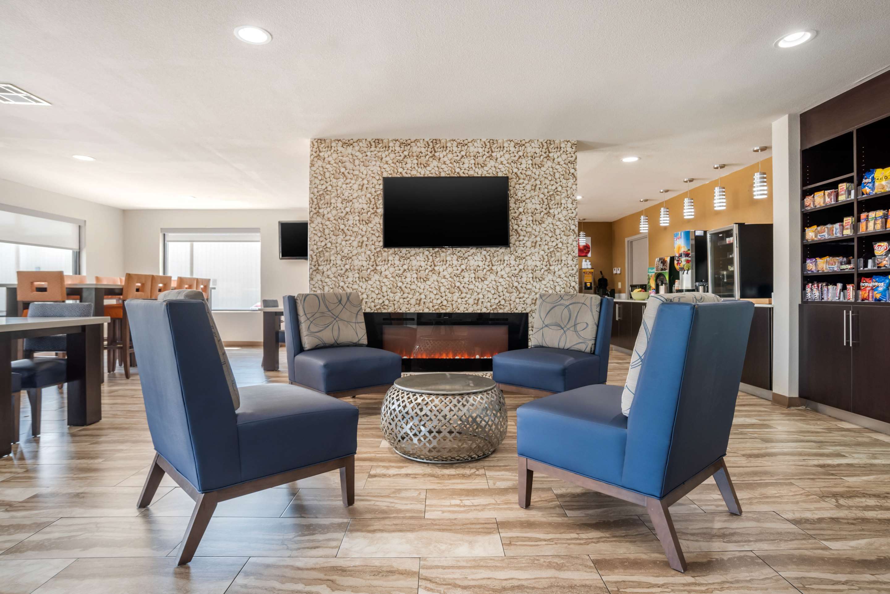 Hotel lobby | Quality Suites Baton Rouge East - Denham Springs