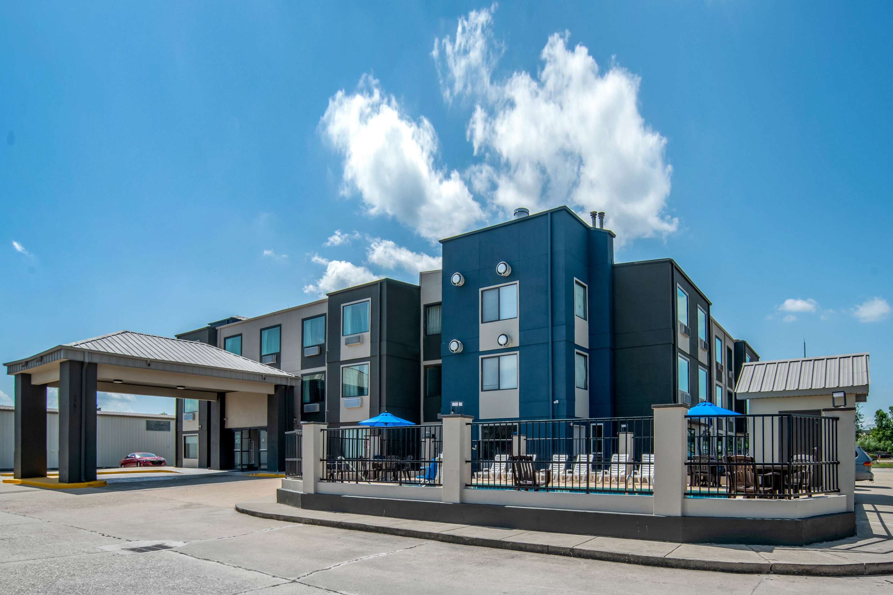 Hotel exterior | Quality Suites Baton Rouge East - Denham Springs