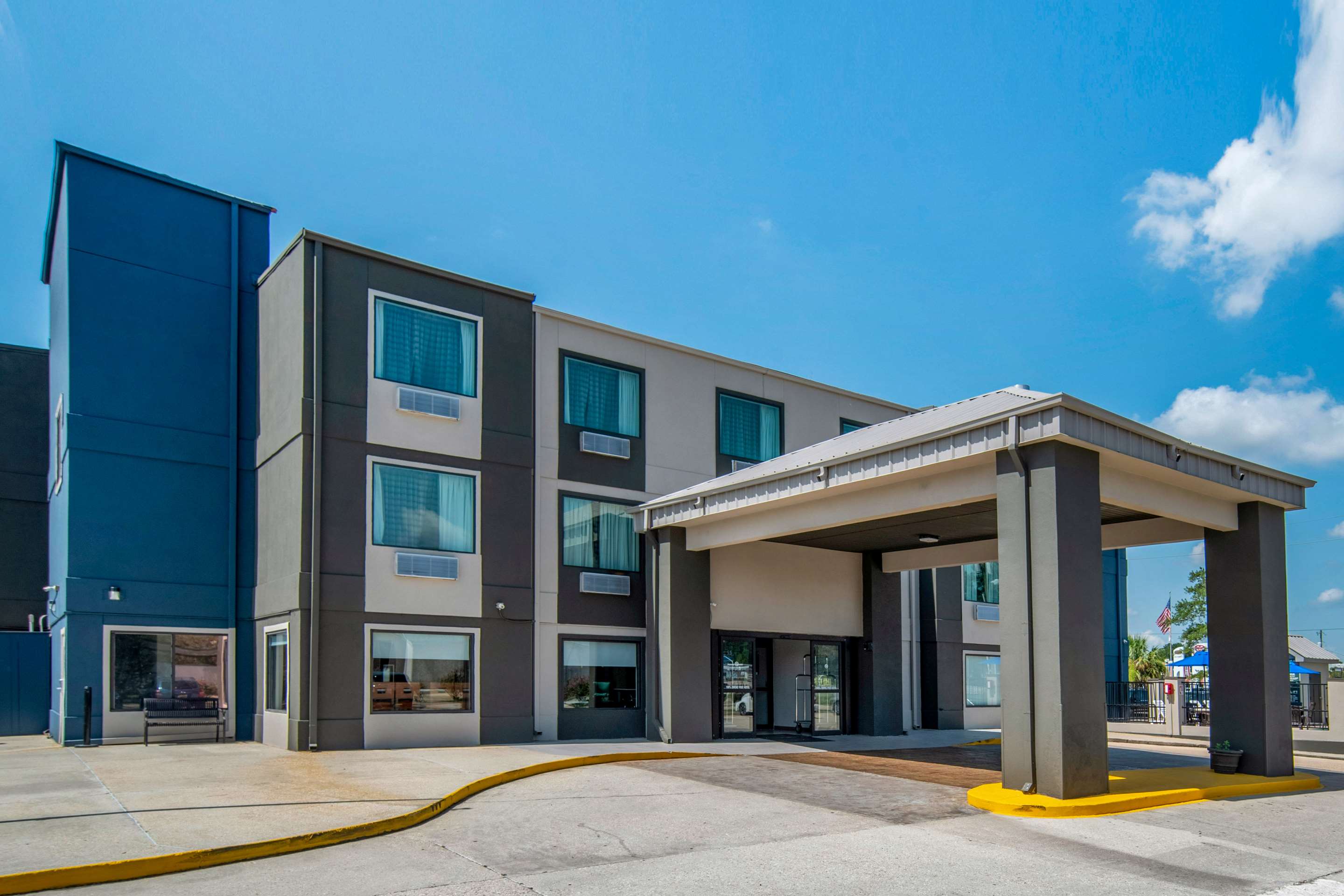 Hotel exterior | Quality Suites Baton Rouge East - Denham Springs
