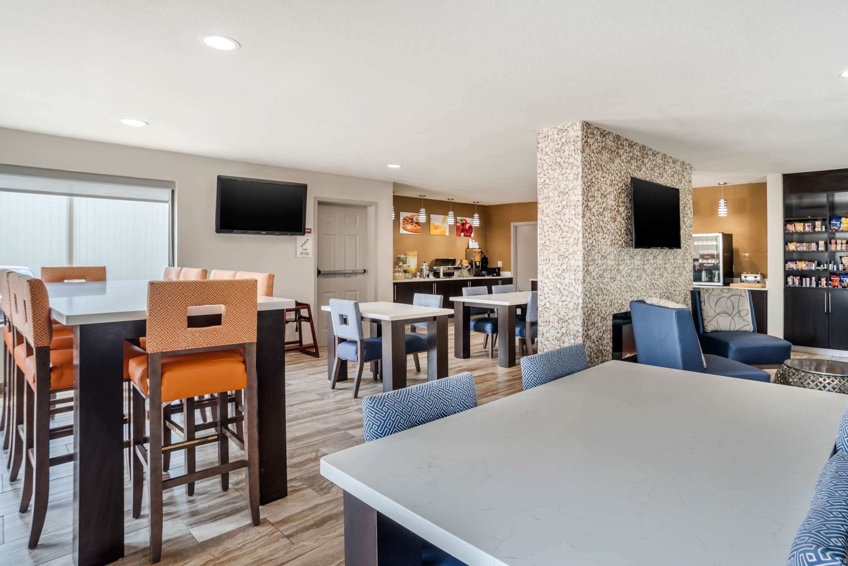 Breakfast area | Quality Suites Baton Rouge East - Denham Springs