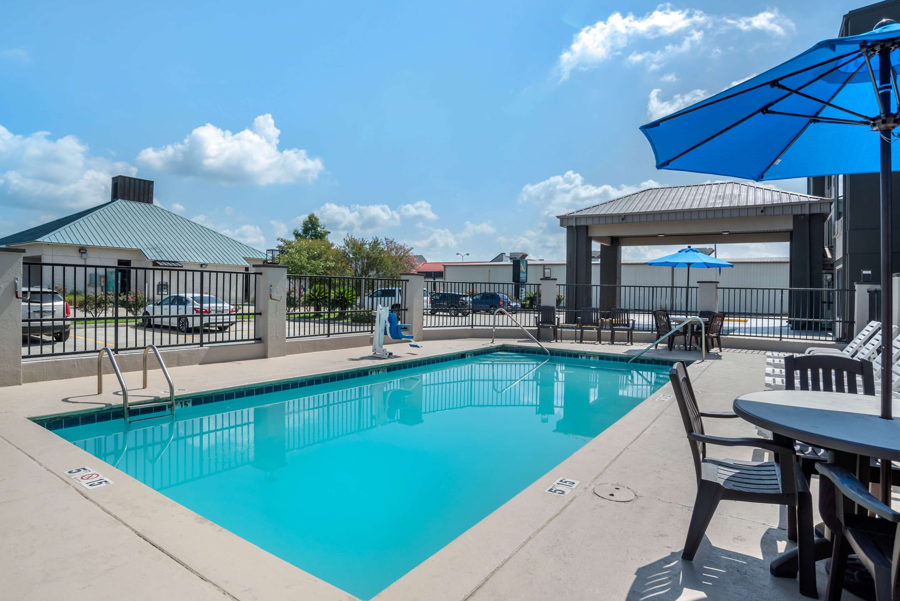 Outdoor pool | Quality Suites Baton Rouge East - Denham Springs