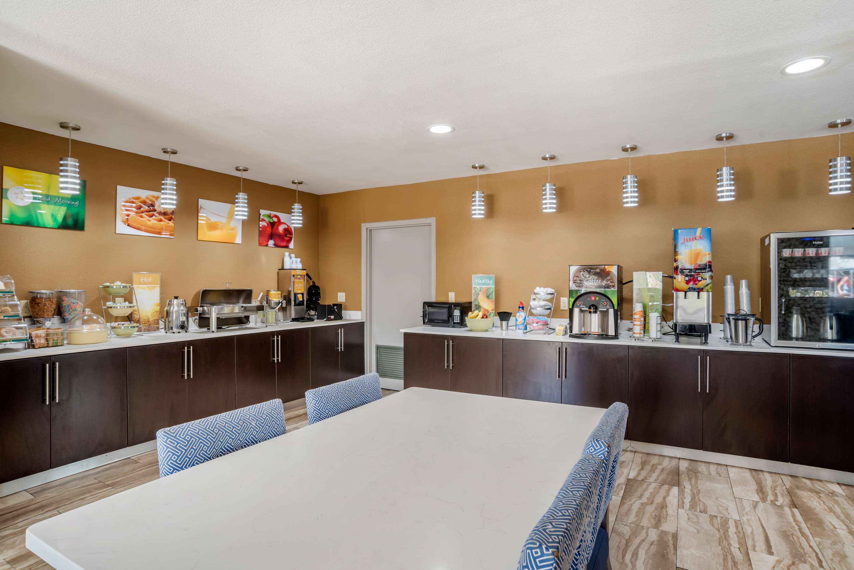 Breakfast area | Quality Suites Baton Rouge East - Denham Springs