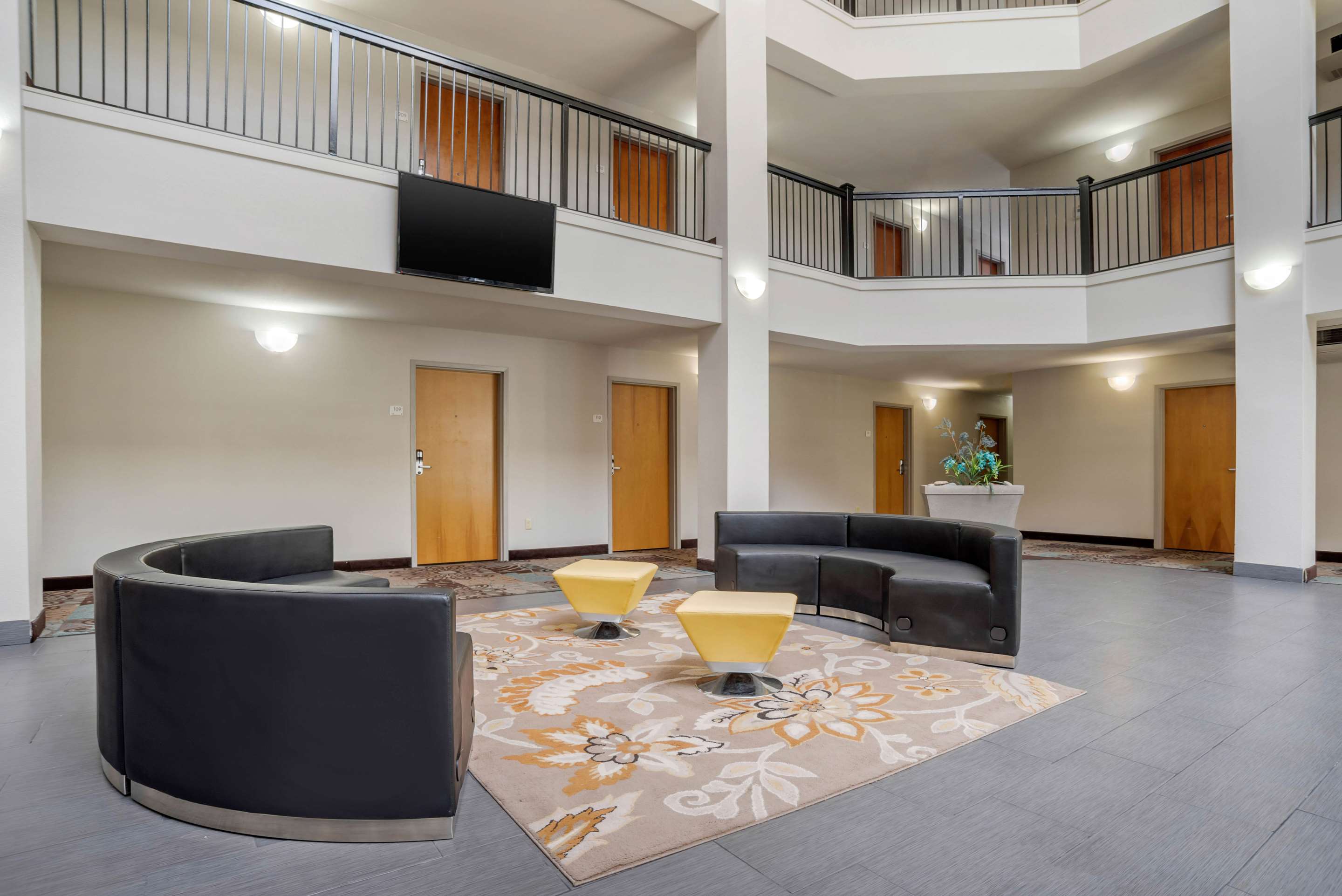 Hotel lobby | Quality Suites Baton Rouge East - Denham Springs