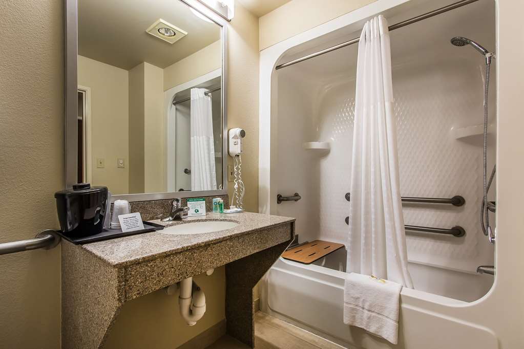 QUALITY SUITES NEW IBERIA-guestroom-Guest Room,Bathroom,On-Site.jpg
