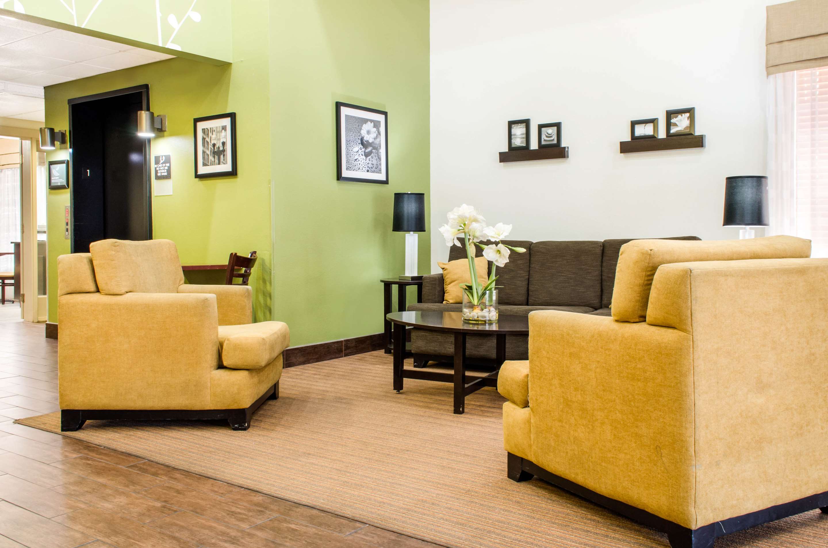 Lobby with sitting area | Sleep Inn & Suites Metairie