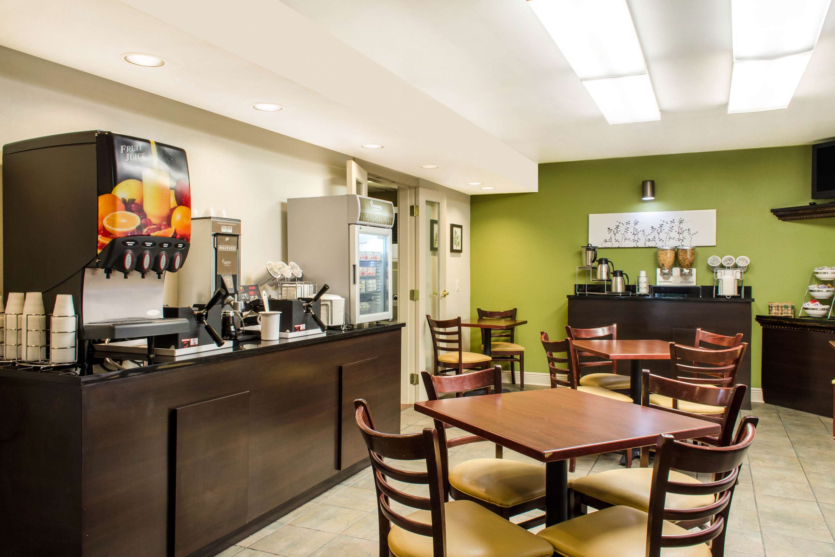 Breakfast area | Sleep Inn & Suites Metairie