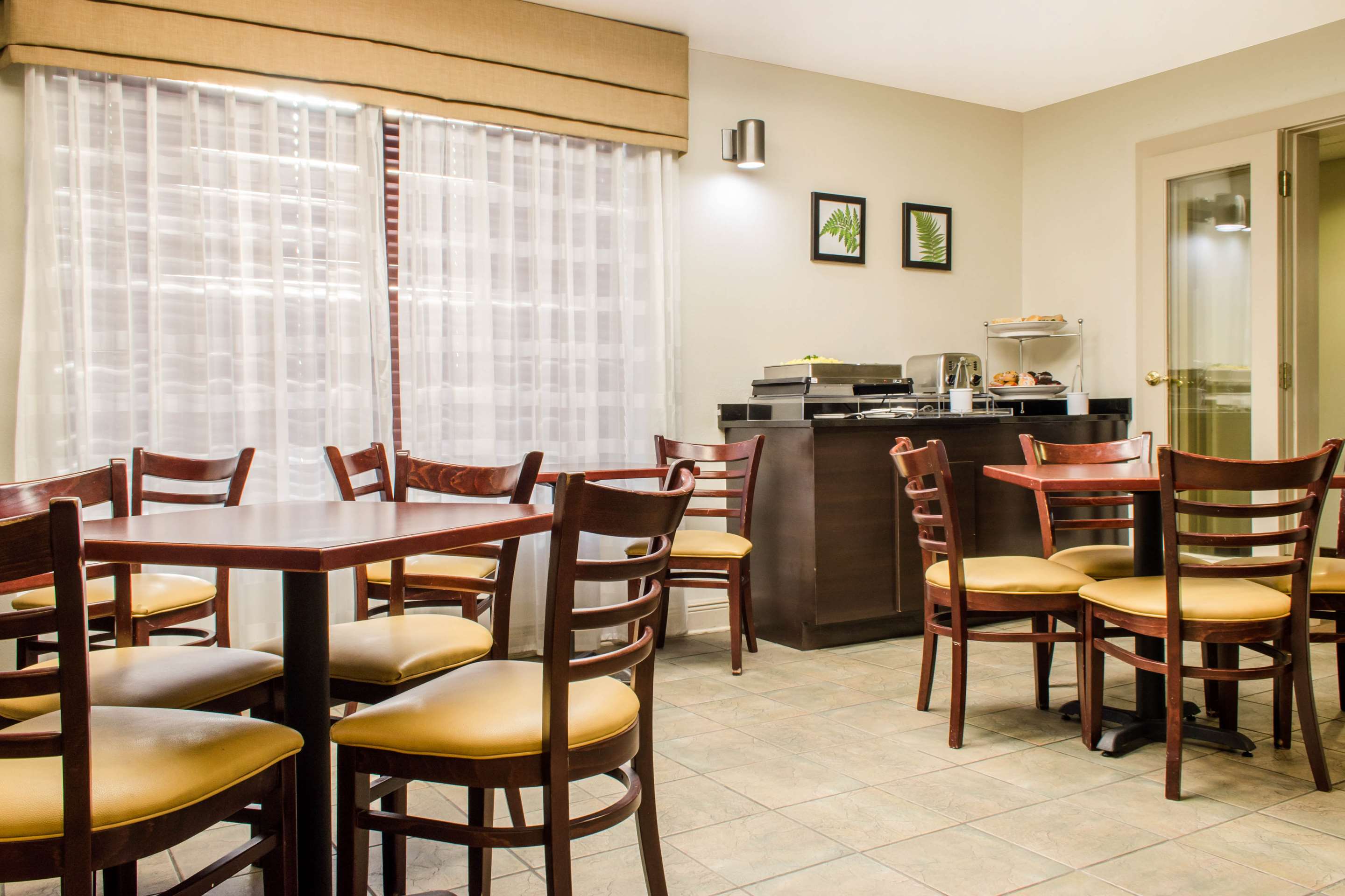 Breakfast area | Sleep Inn & Suites Metairie