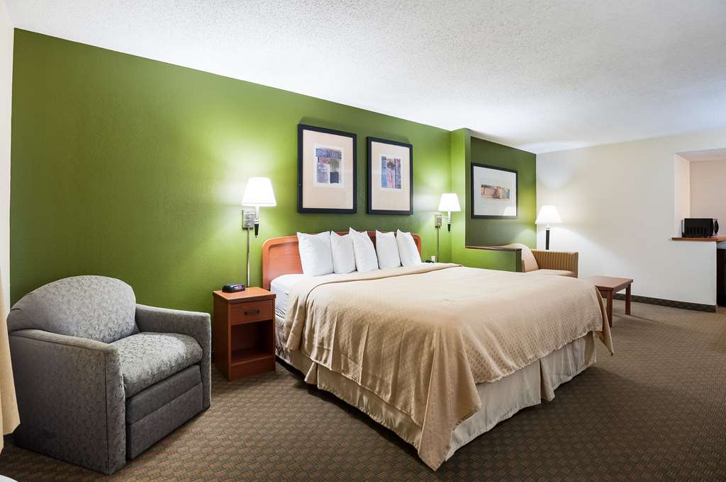 QUALITY INN AND SUITES LAKE CHARLES-guestroom-Guest Room,Suite,On-Site.jpg