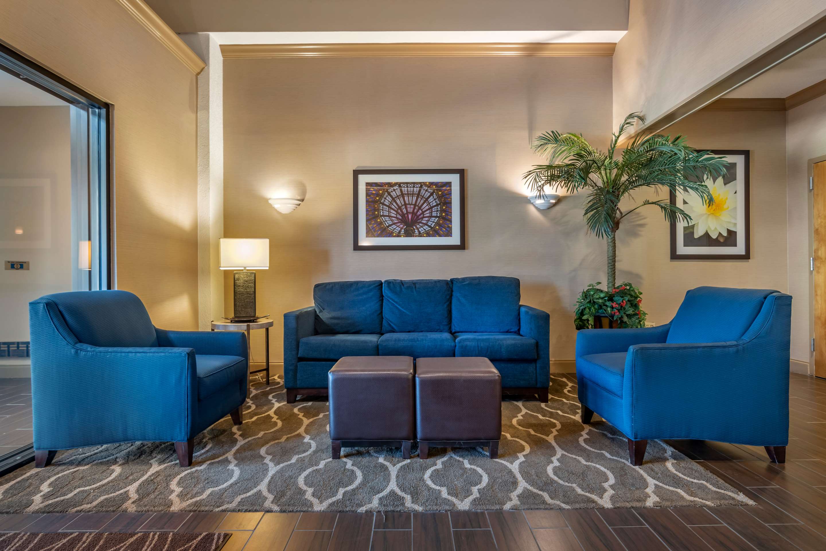 Lobby with sitting area | Comfort Inn Amite