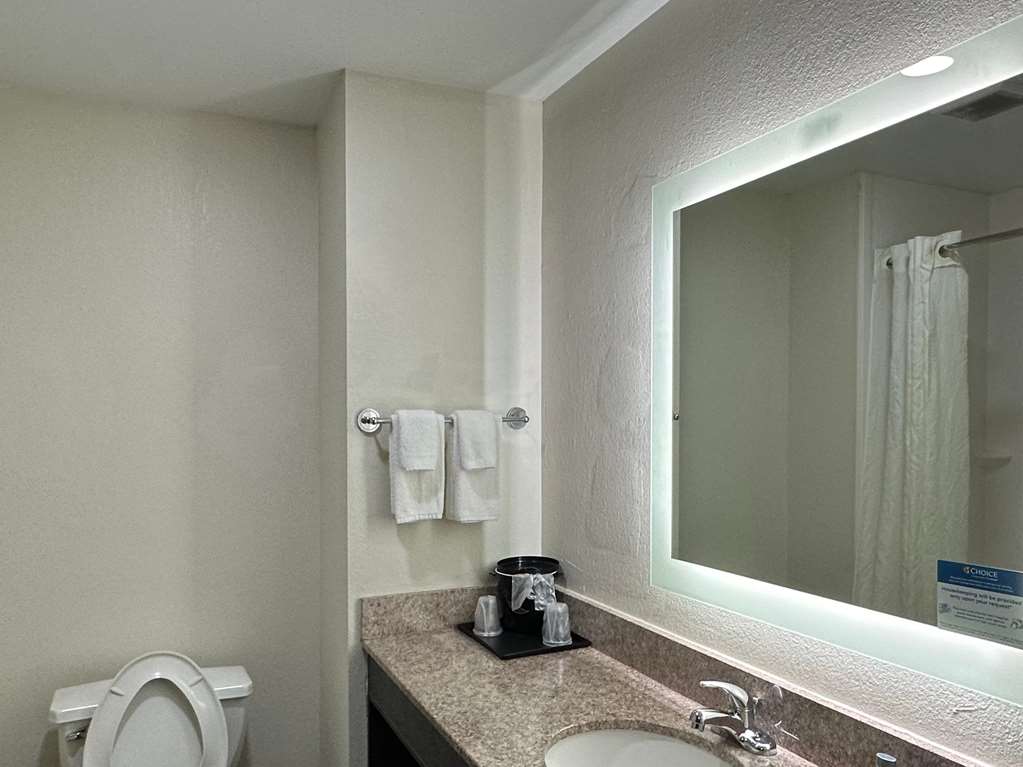SLEEP INN AND SUITES PINEVILLE - AL-guestroom-Guest Room,Bathroom,On-Site.jpg