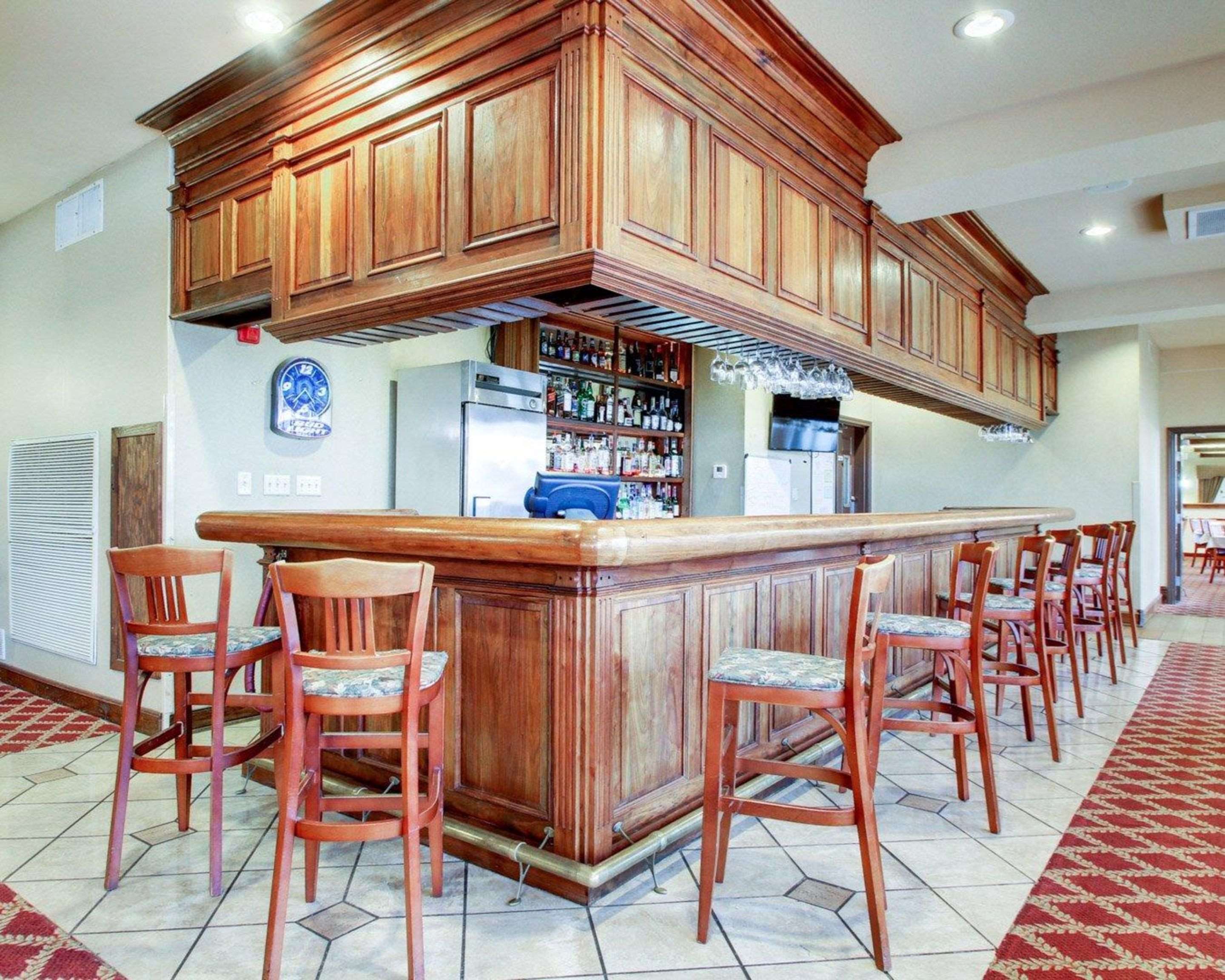 Cocktail lounge