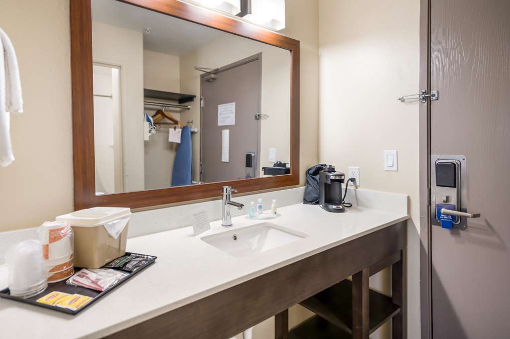 COMFORT INN BOSSIER CITY CASINO ARE-guestroom-Guest Room,Bathroom,On-Site.jpg