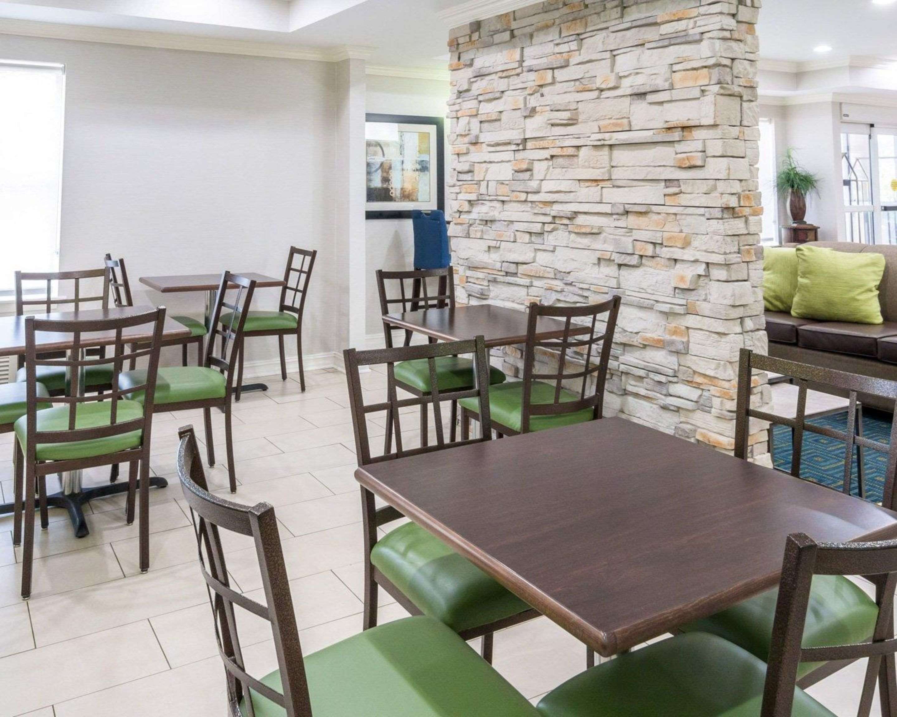 Enjoy breakfast in this spacious area | Quality Inn And Suites