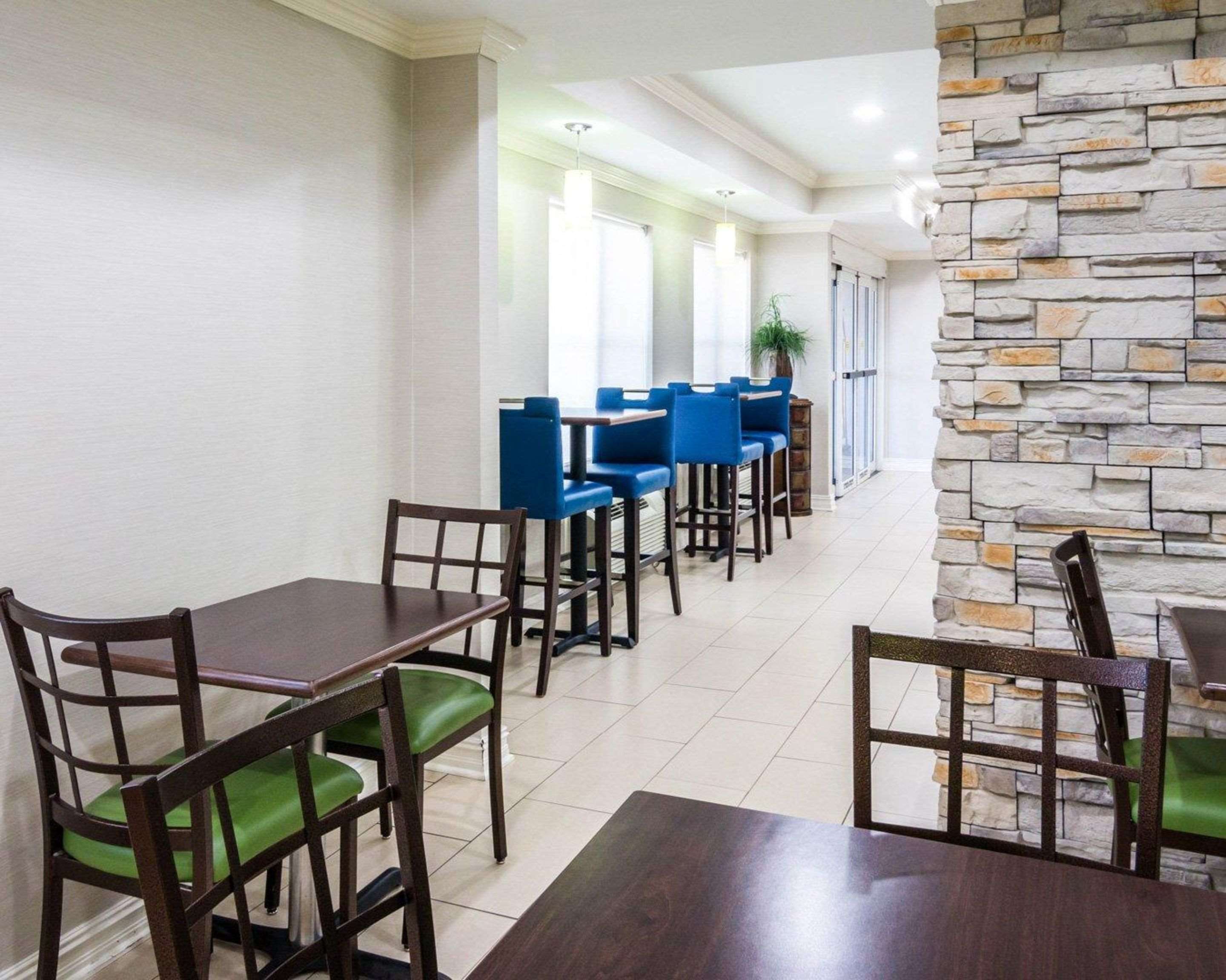 Breakfast room | Quality Inn And Suites