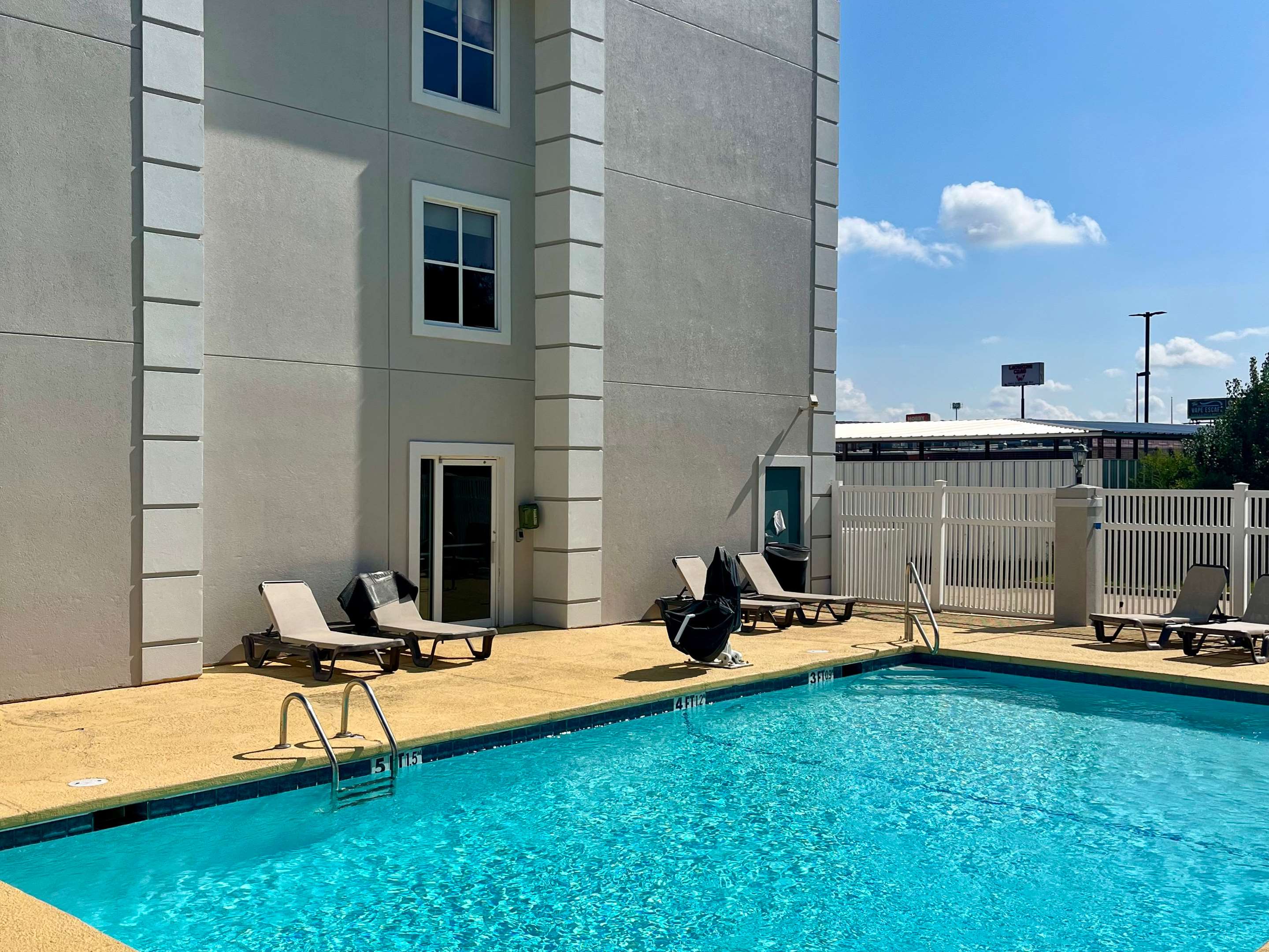 Outdoor pool | Quality Inn And Suites
