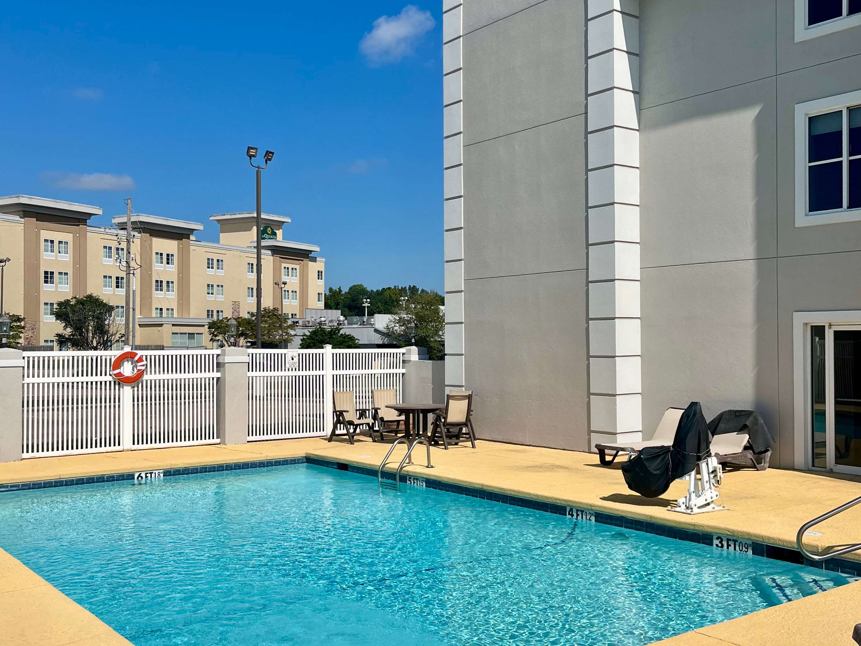 Outdoor pool | Quality Inn And Suites