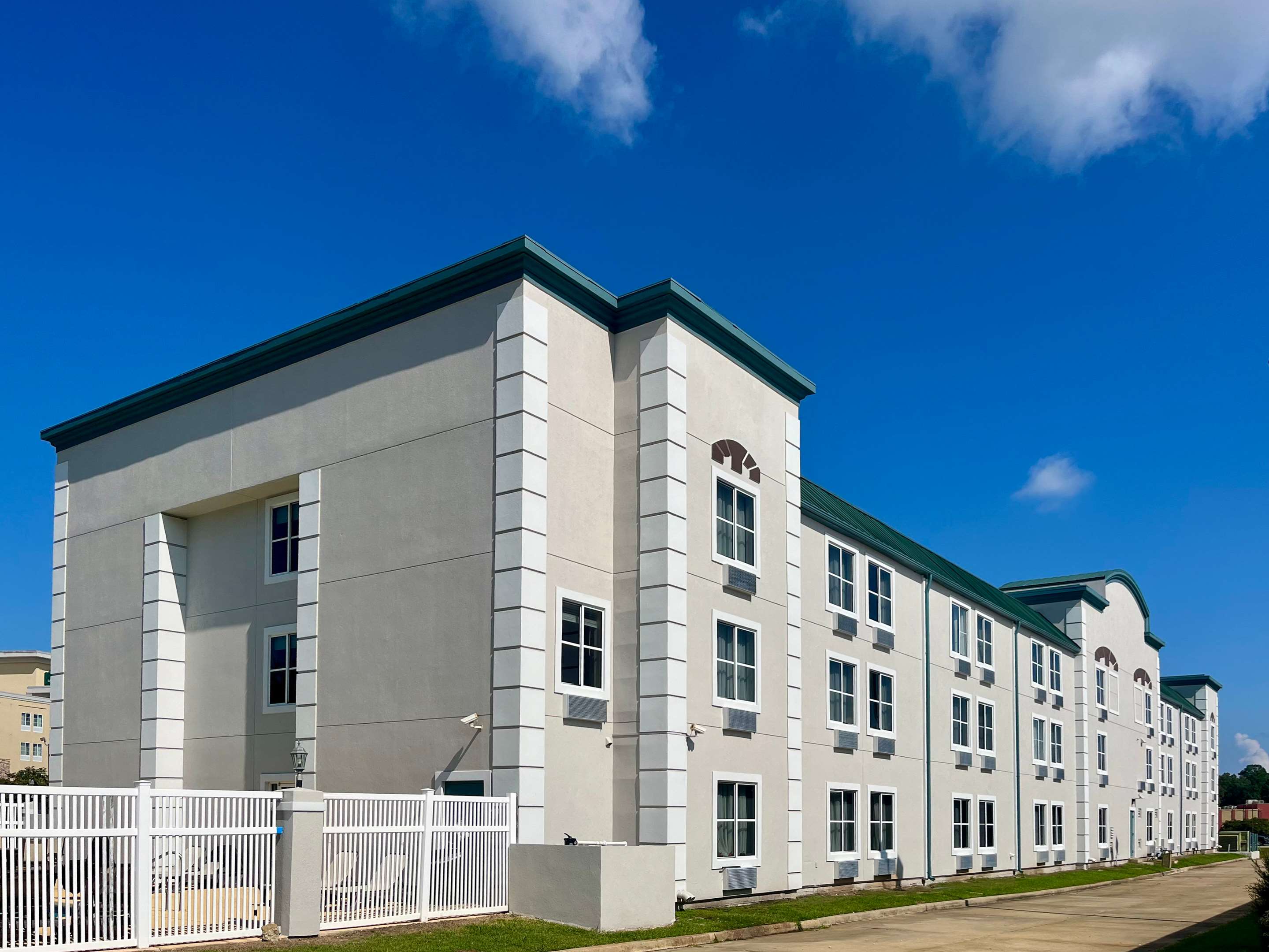 Hotel Entrance | Quality Inn And Suites