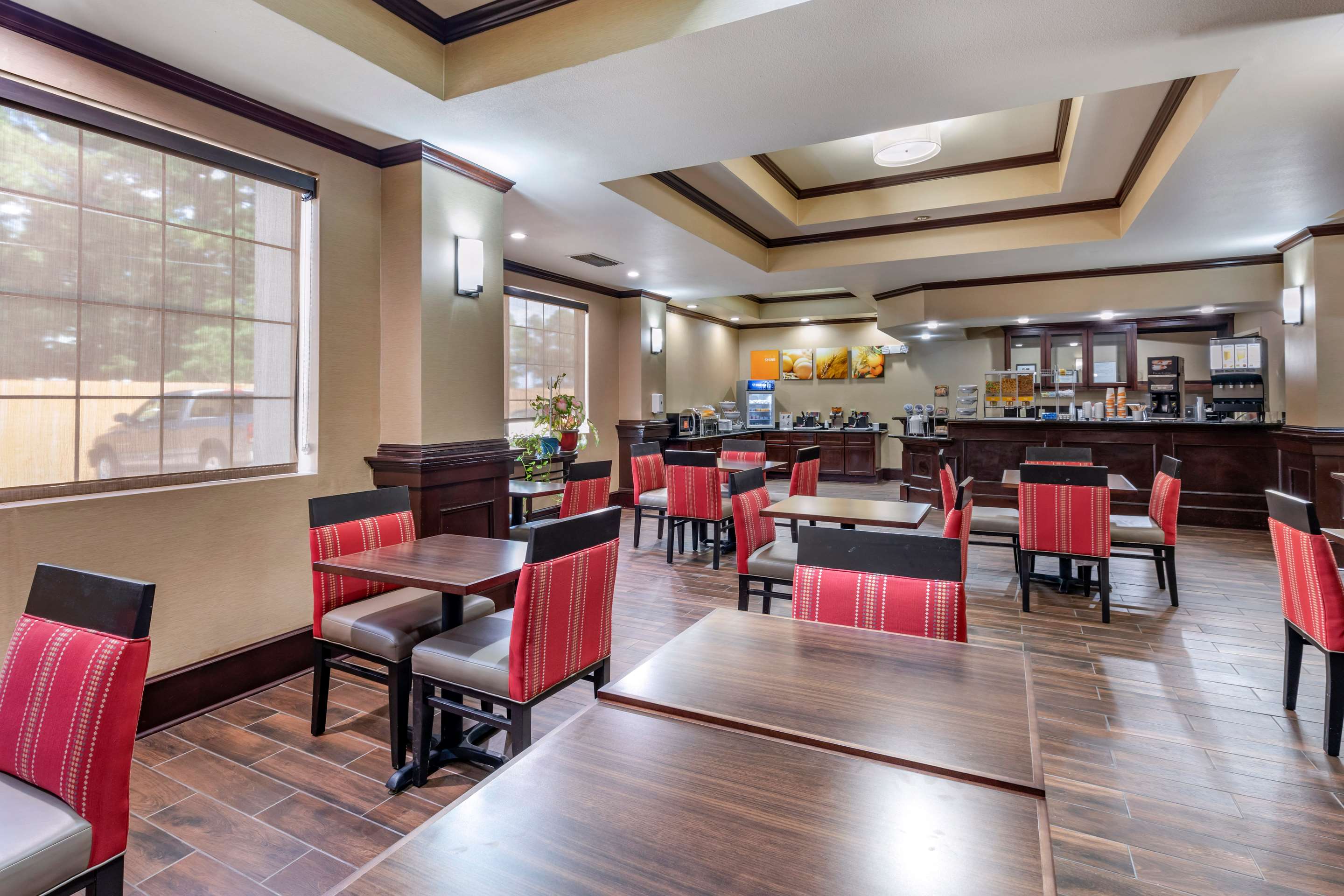Breakfast area | Comfort Suites Shreveport West I-20