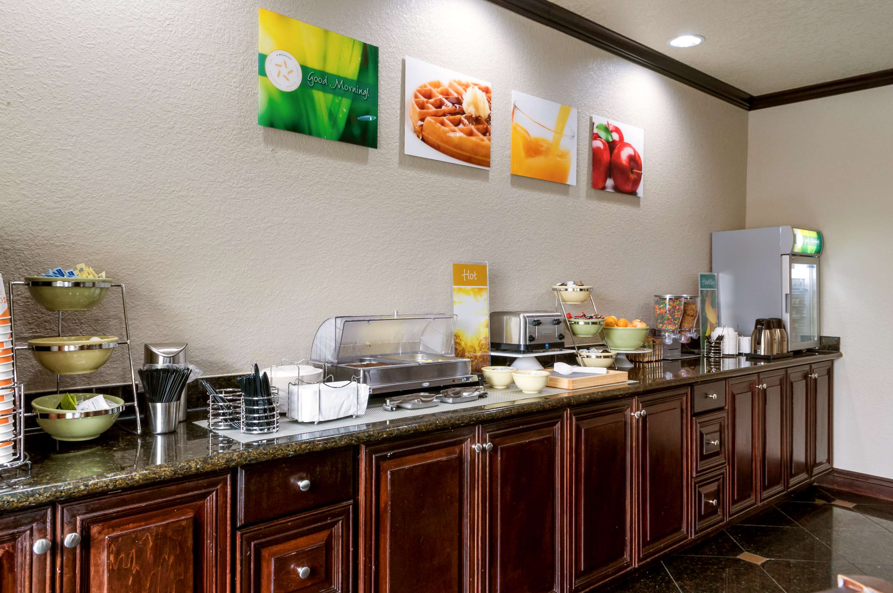 Breakfast area | Quality Inn & Suites Slidell
