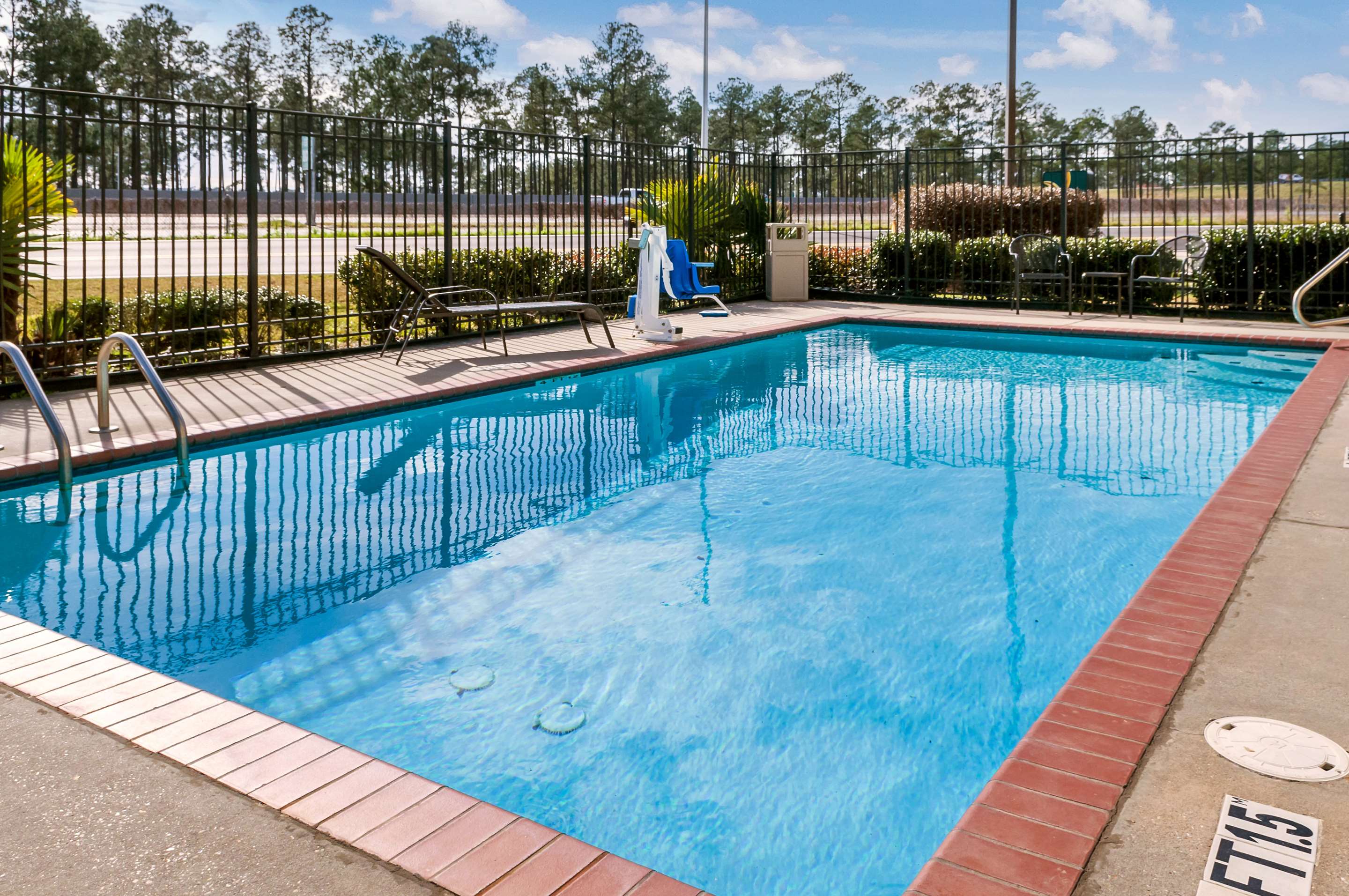 Outdoor pool | Quality Inn & Suites Slidell