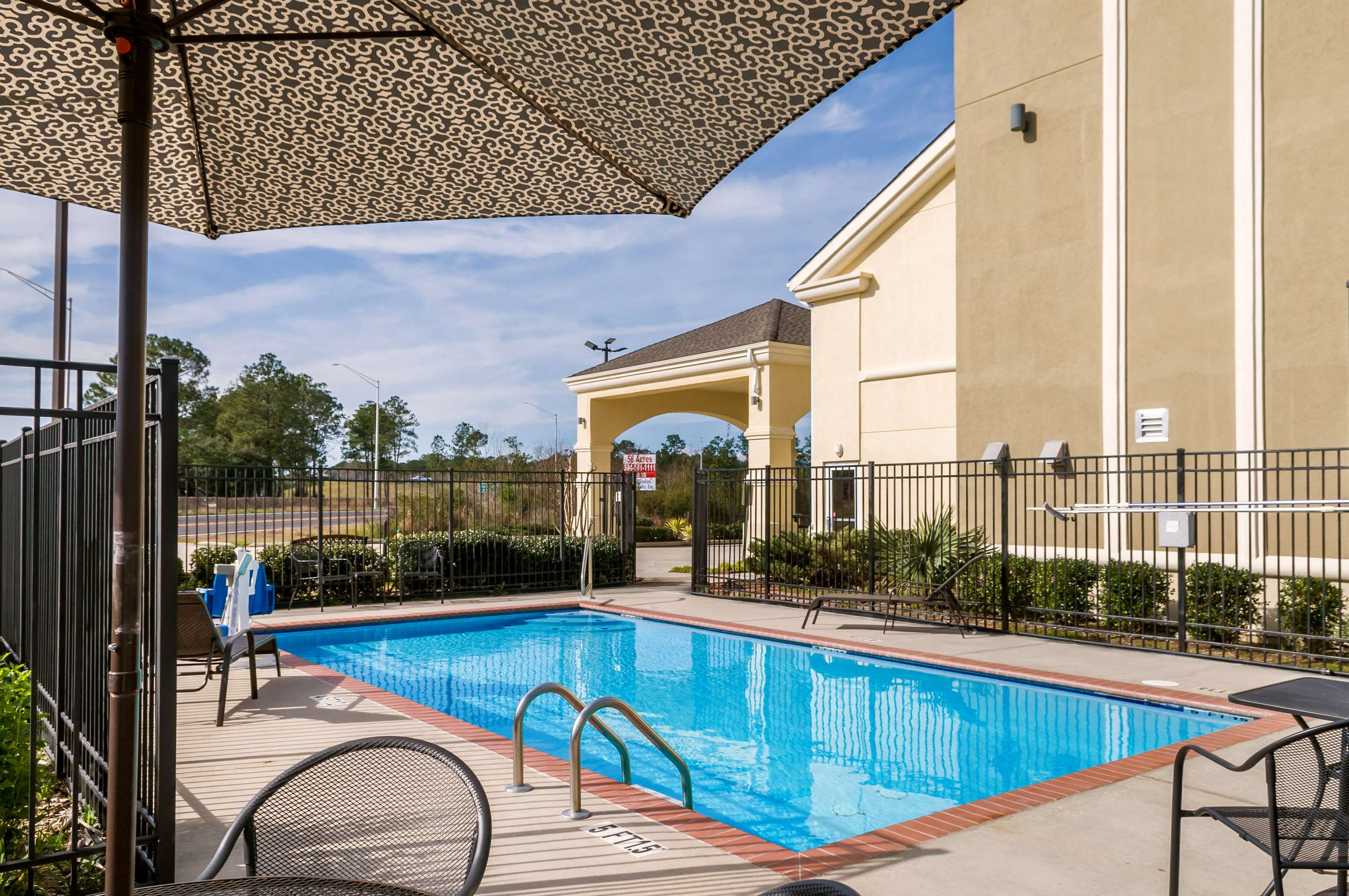 Outdoor pool | Quality Inn & Suites Slidell