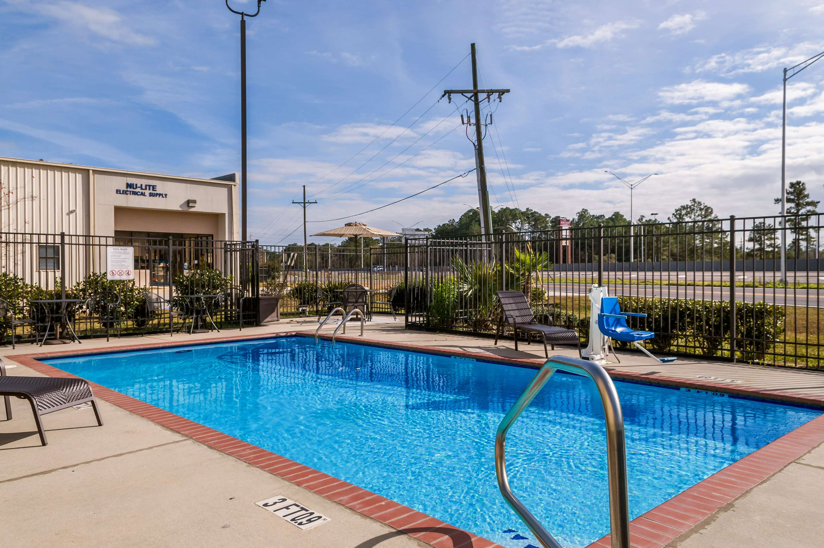 Outdoor pool | Quality Inn & Suites Slidell