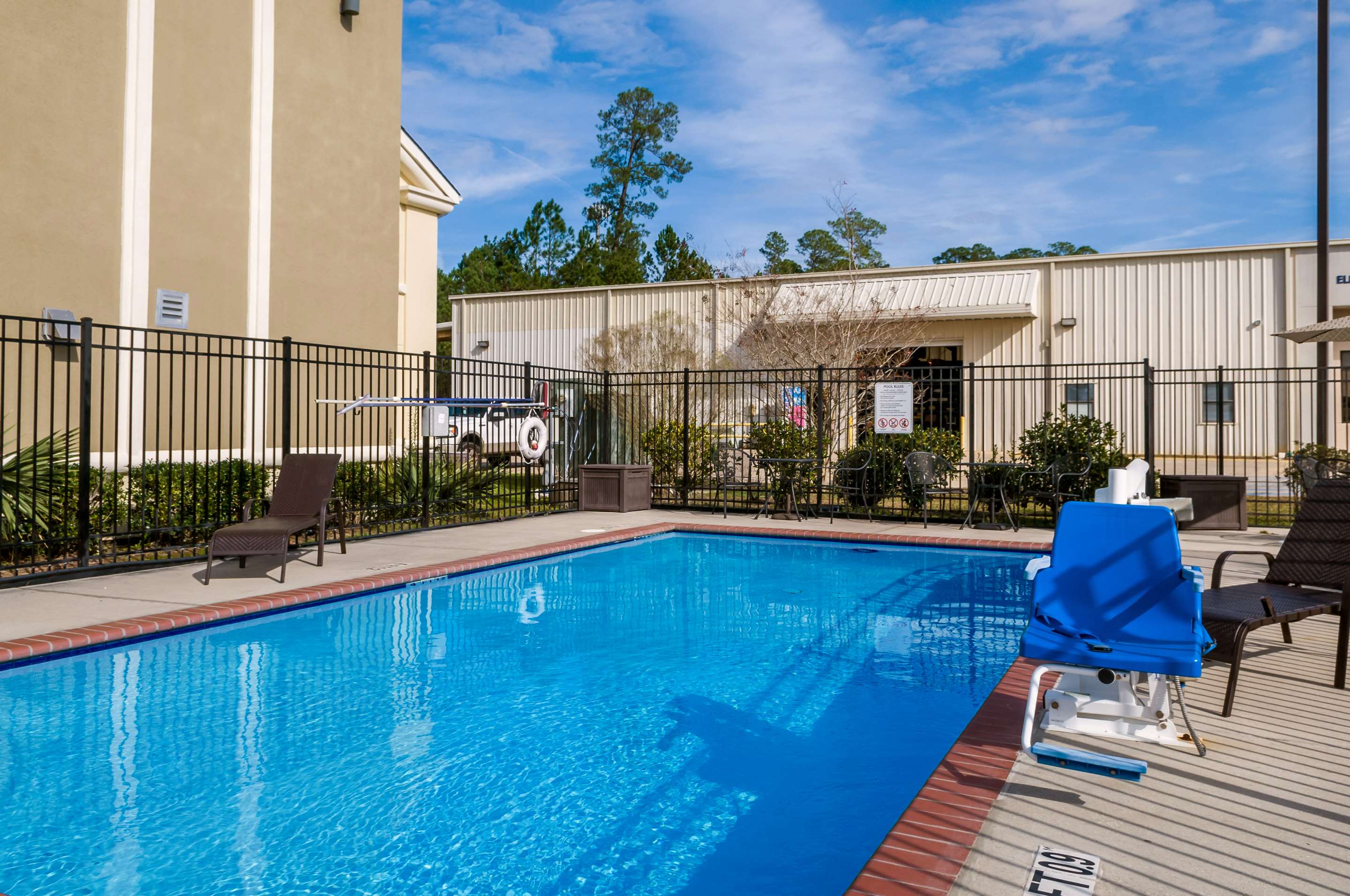 Outdoor pool | Quality Inn & Suites Slidell
