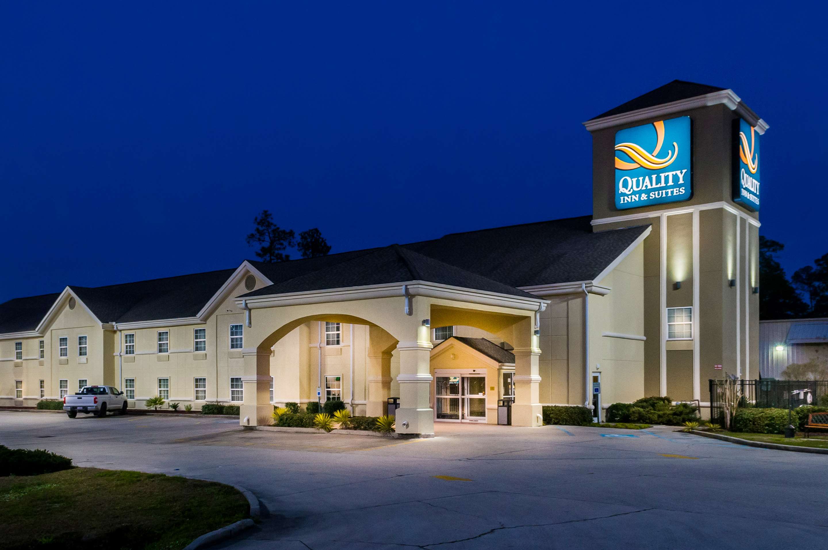 Hotel at night | Quality Inn & Suites Slidell