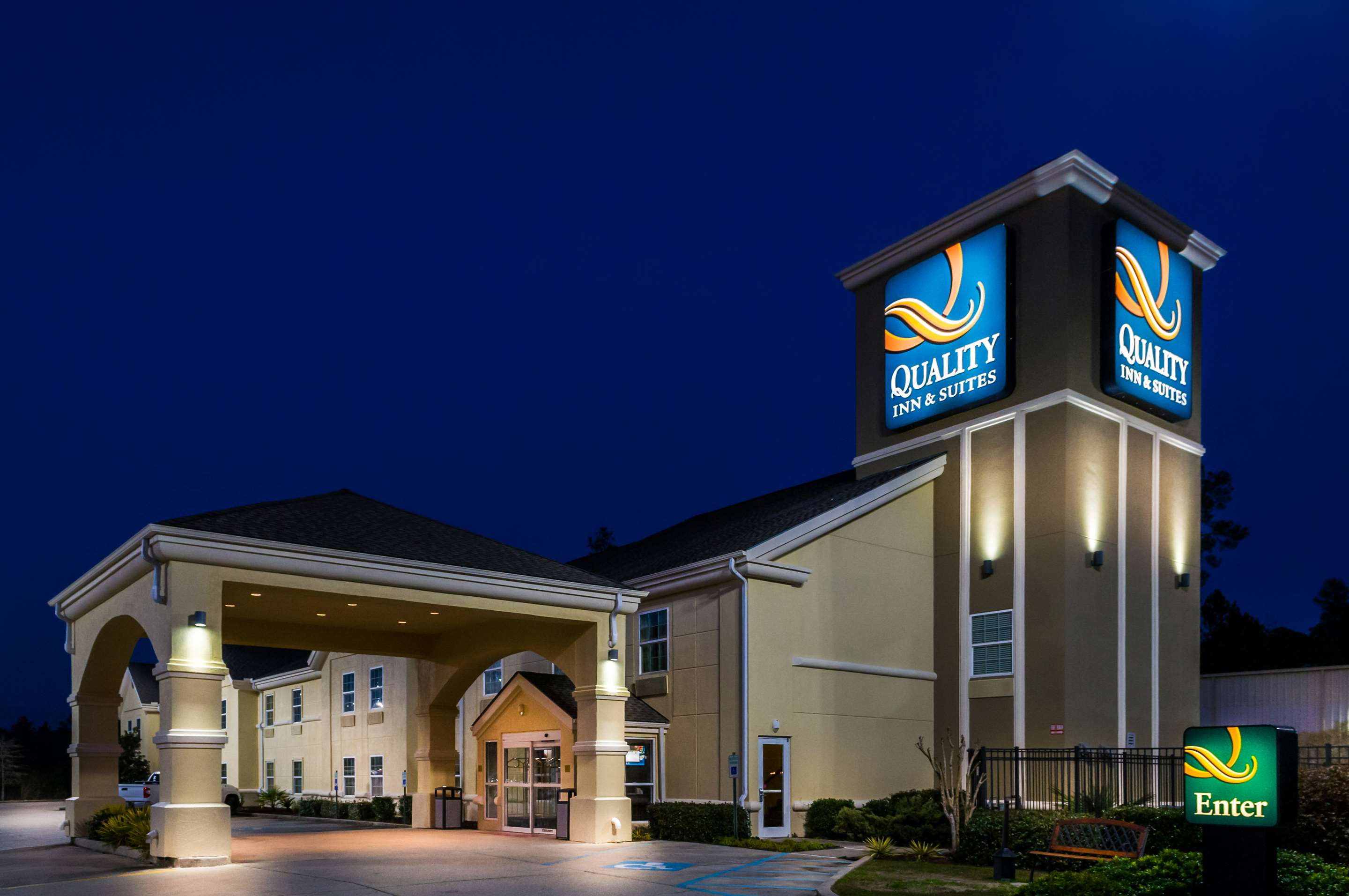 Hotel at night | Quality Inn & Suites Slidell