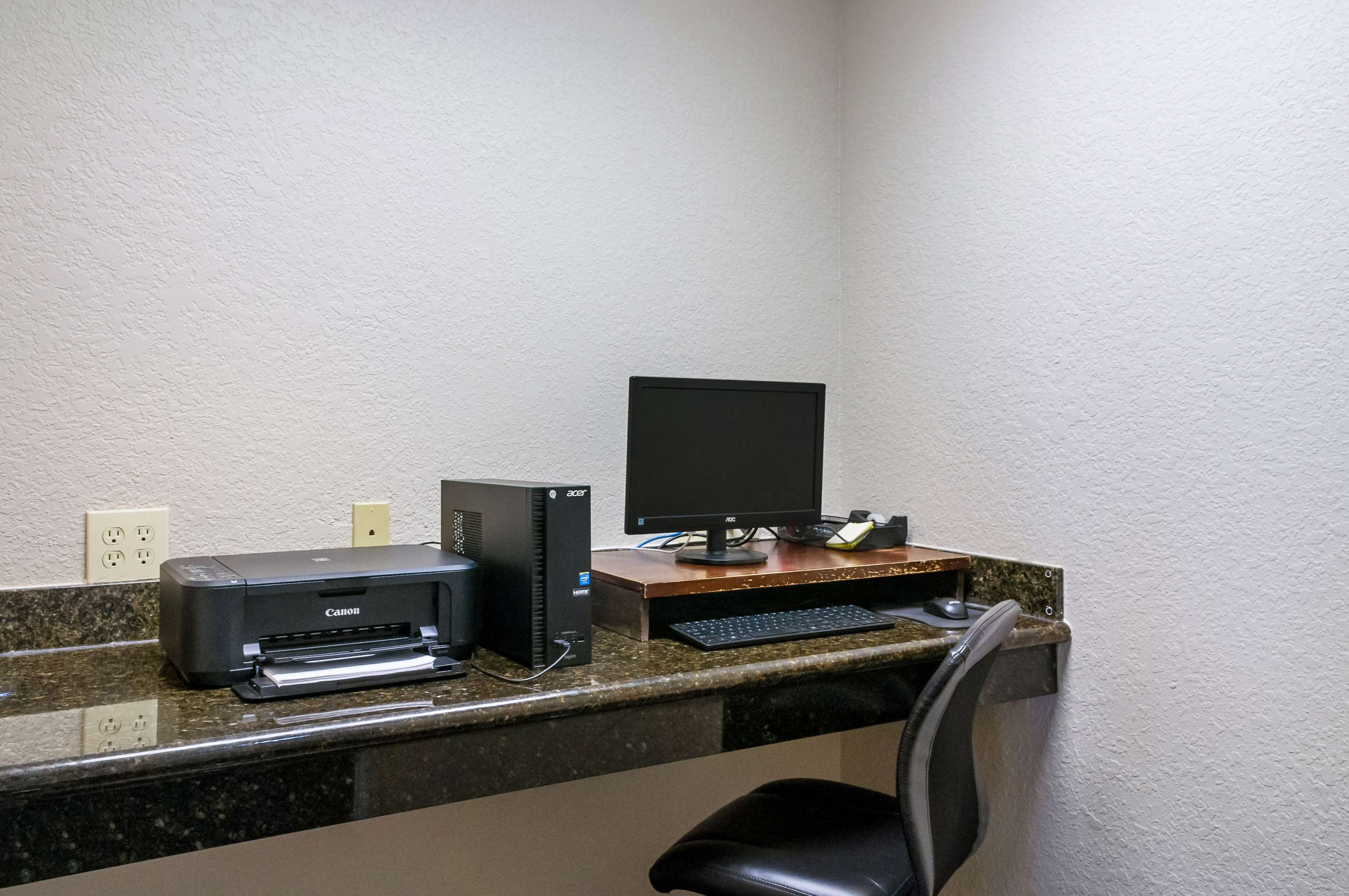 Business center | Quality Inn & Suites Slidell