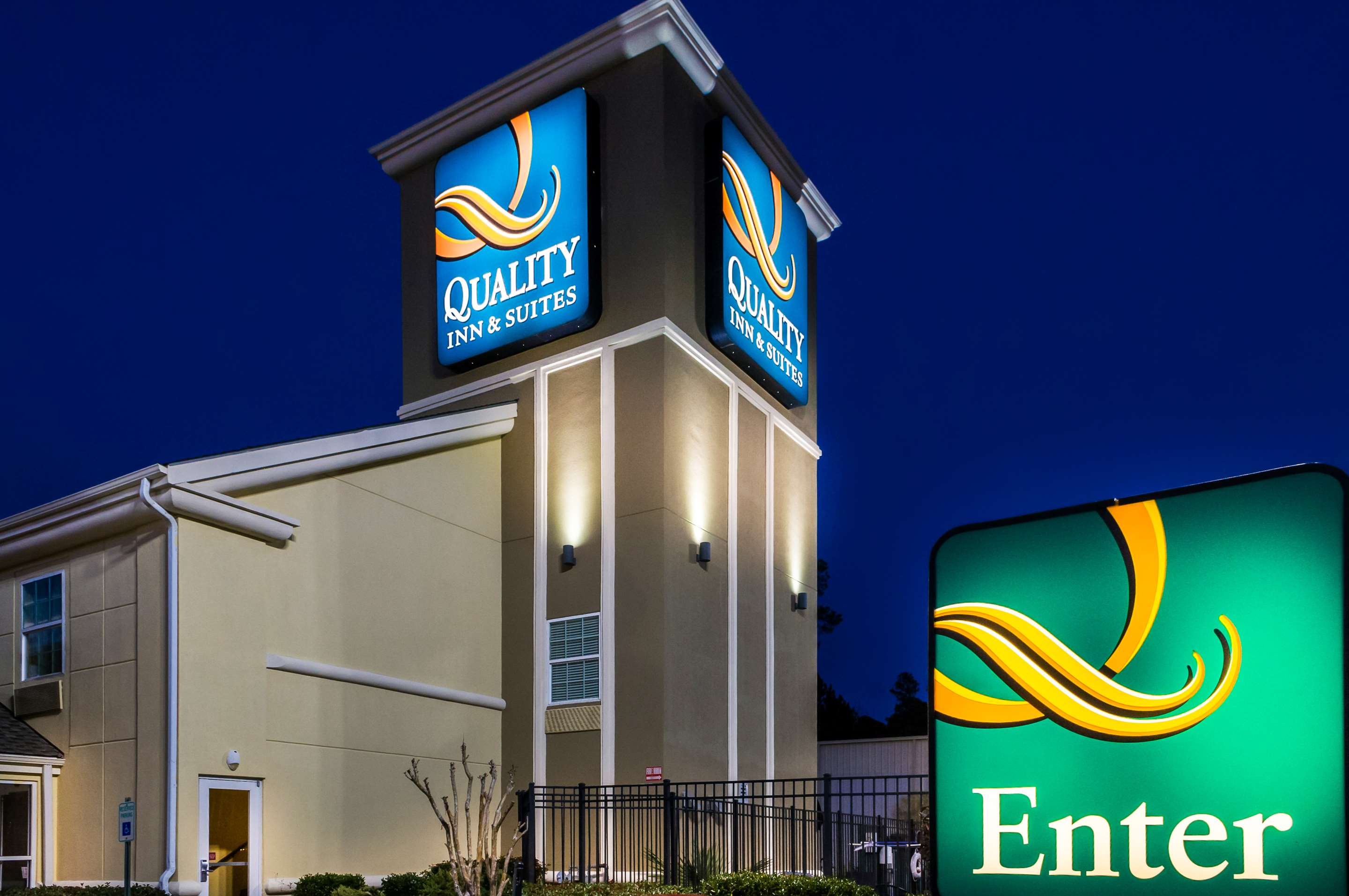 Hotel at night | Quality Inn & Suites Slidell