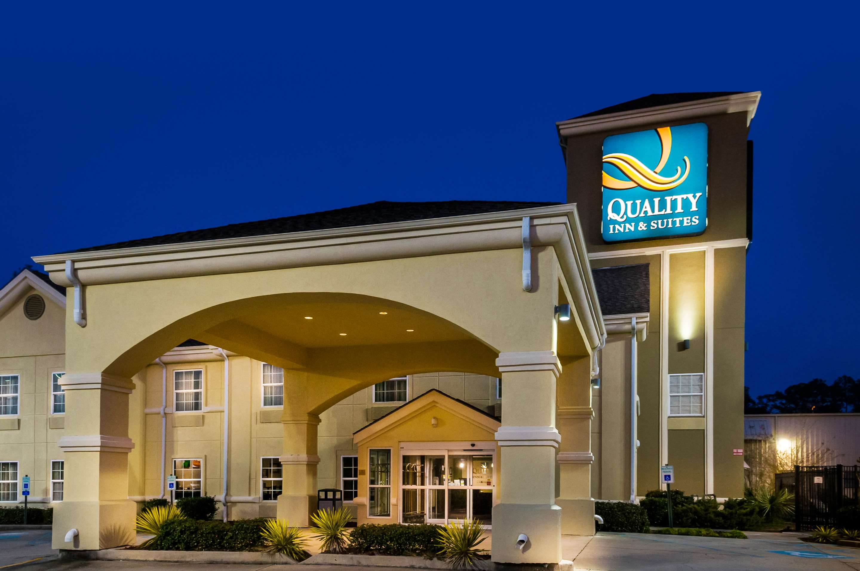 Hotel at night | Quality Inn & Suites Slidell